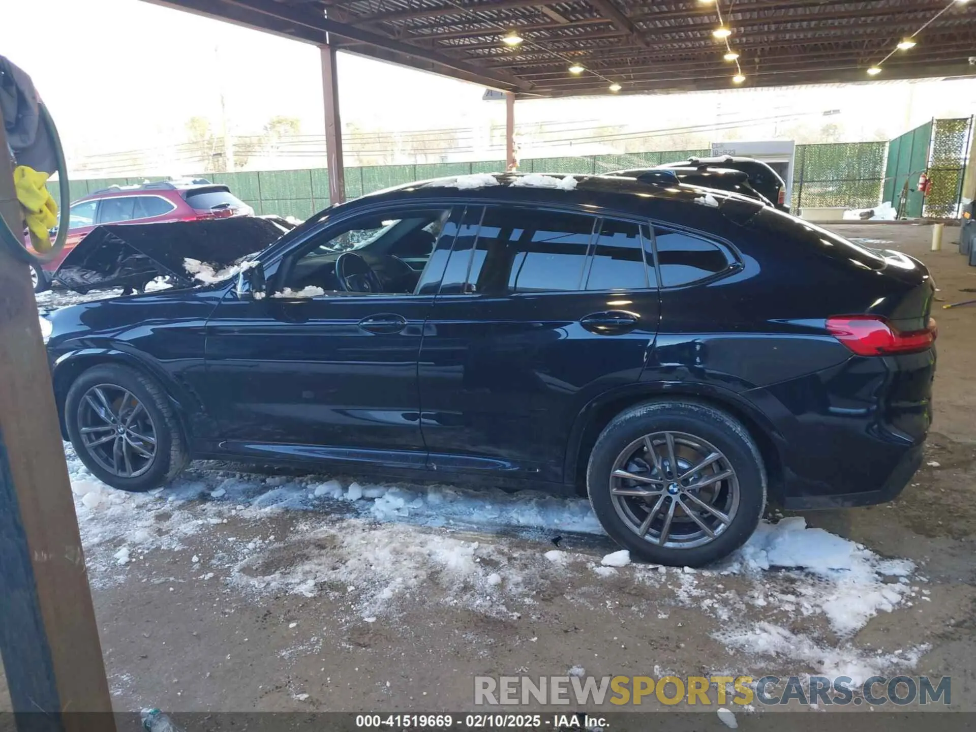 15 Photograph of a damaged car 5UX2V1C02M9G88419 BMW X4 2021