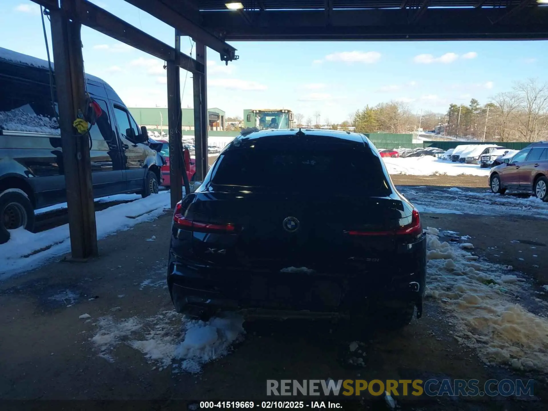 17 Photograph of a damaged car 5UX2V1C02M9G88419 BMW X4 2021