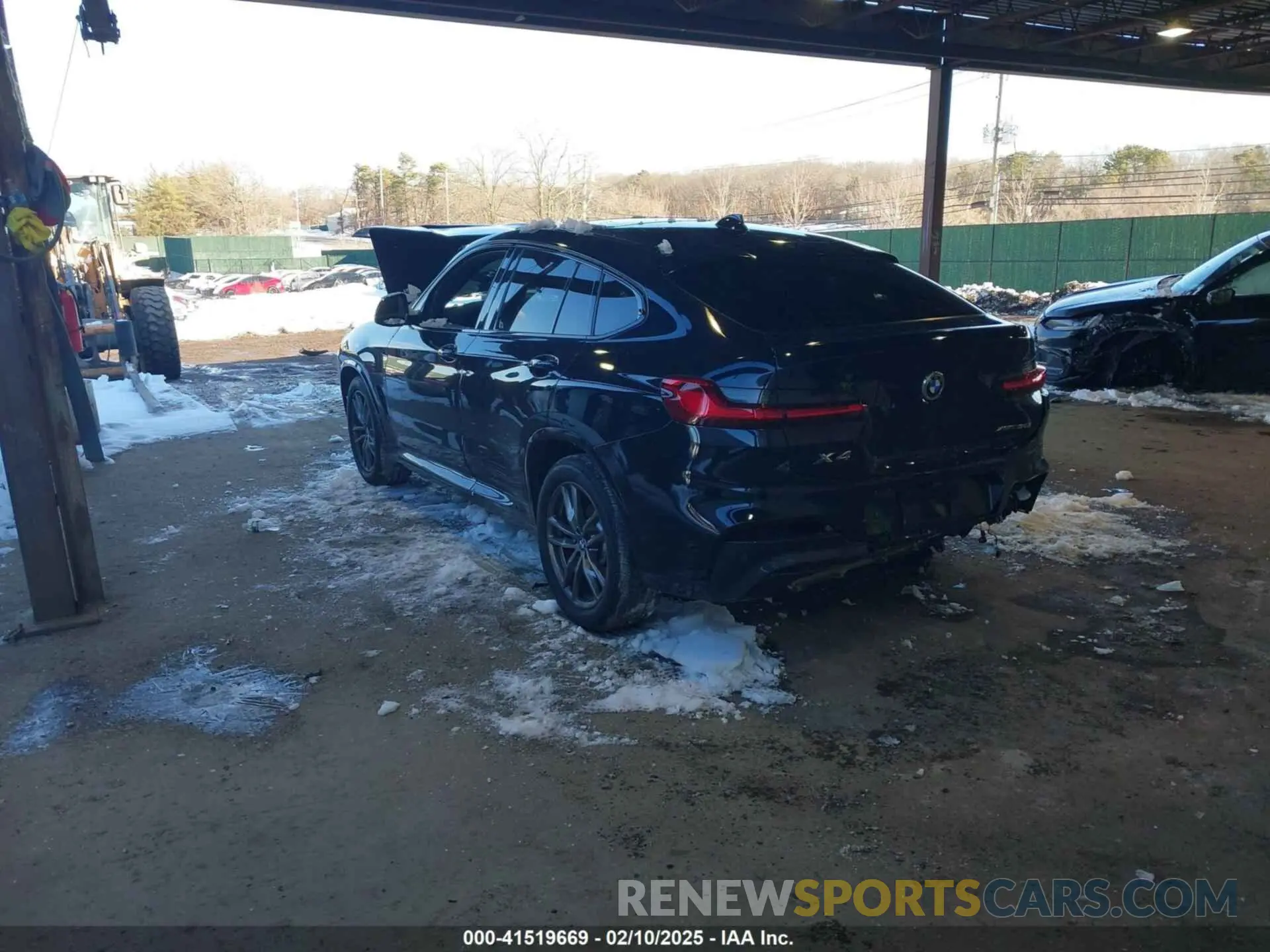 3 Photograph of a damaged car 5UX2V1C02M9G88419 BMW X4 2021