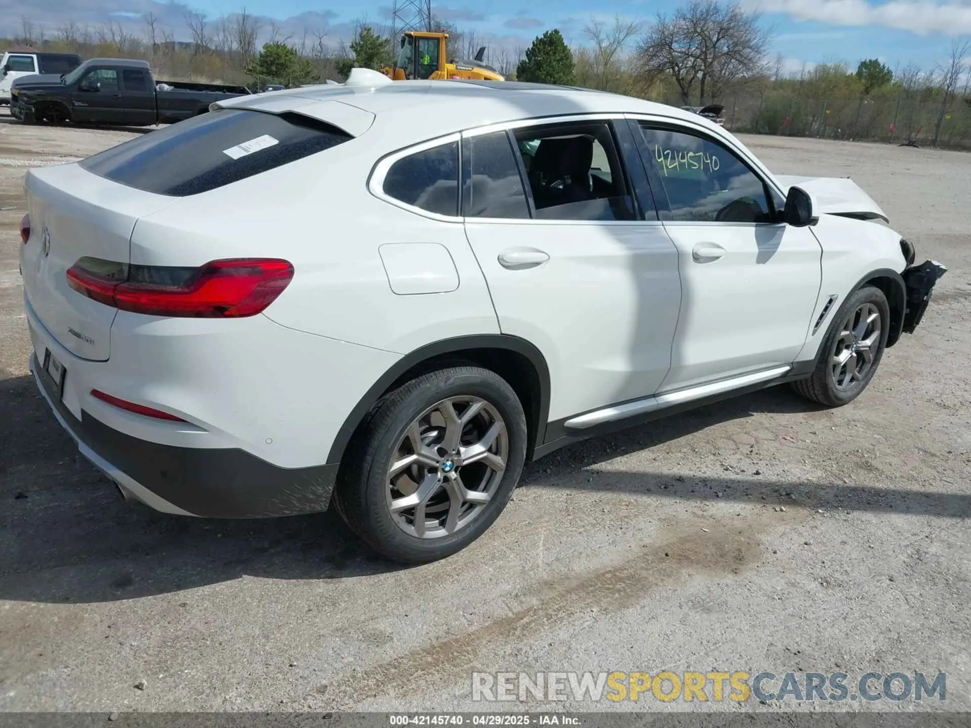 4 Photograph of a damaged car 5UX2V1C03M9F12611 BMW X4 2021