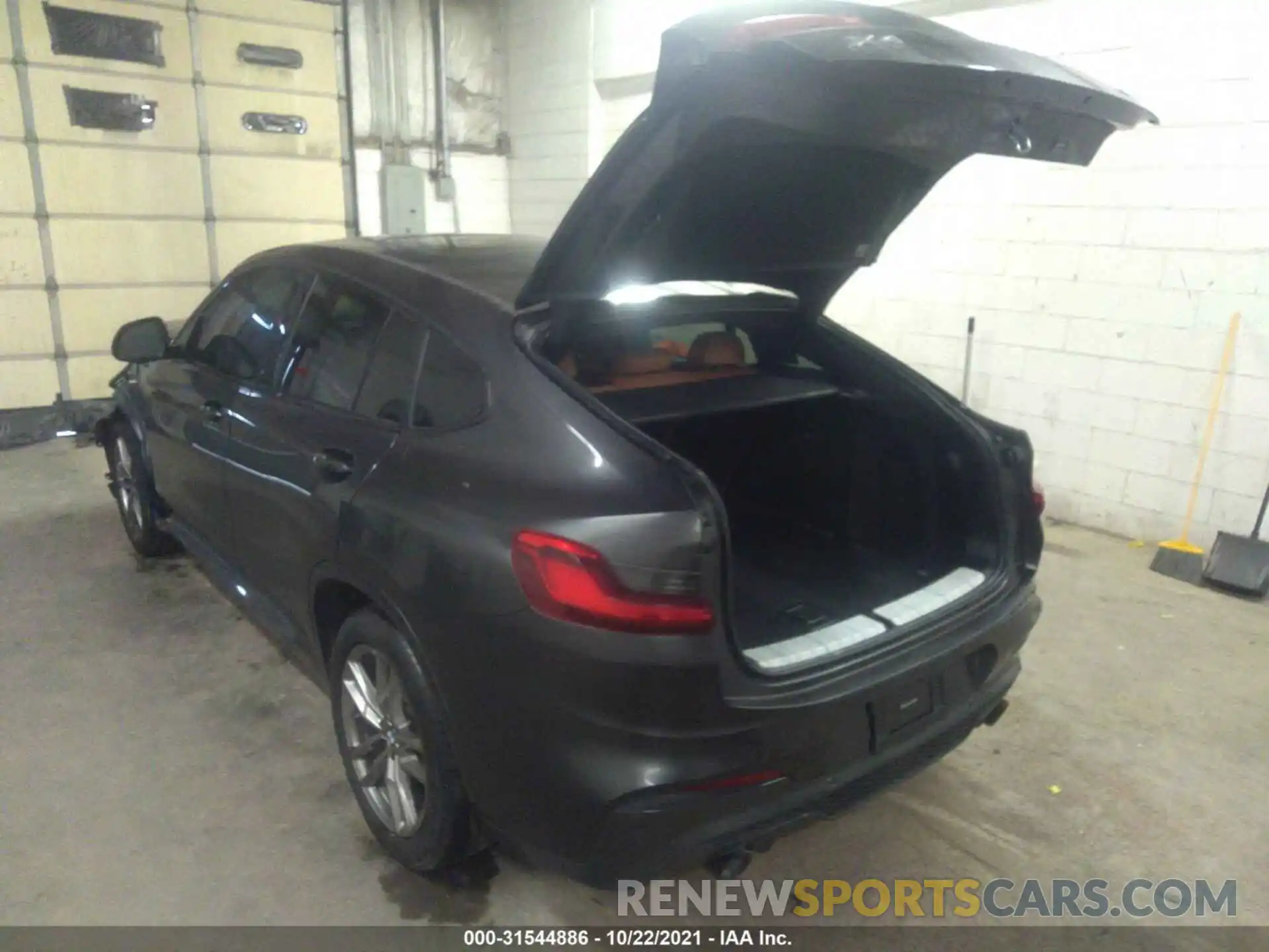 3 Photograph of a damaged car 5UX2V1C04M9E33531 BMW X4 2021