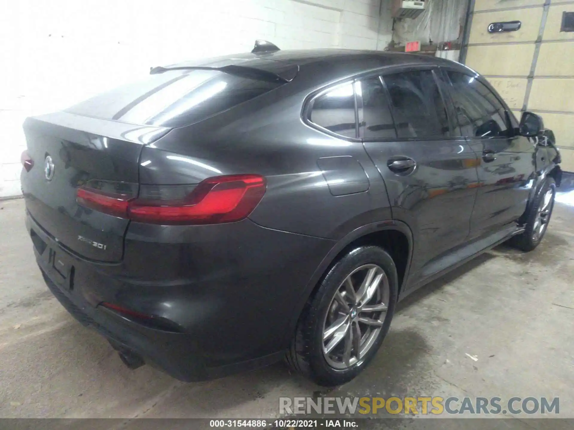 4 Photograph of a damaged car 5UX2V1C04M9E33531 BMW X4 2021