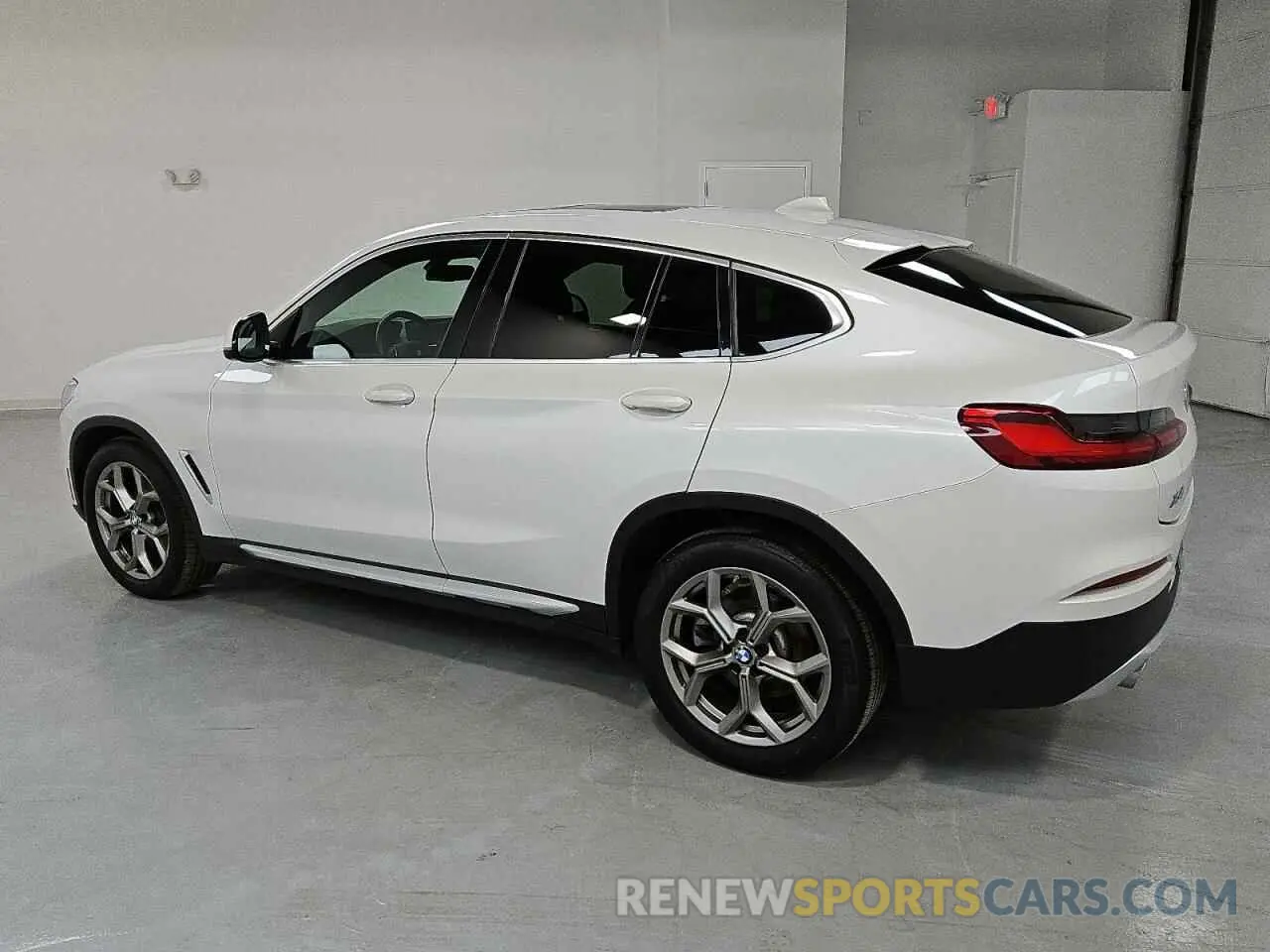 2 Photograph of a damaged car 5UX2V1C04M9E94765 BMW X4 2021