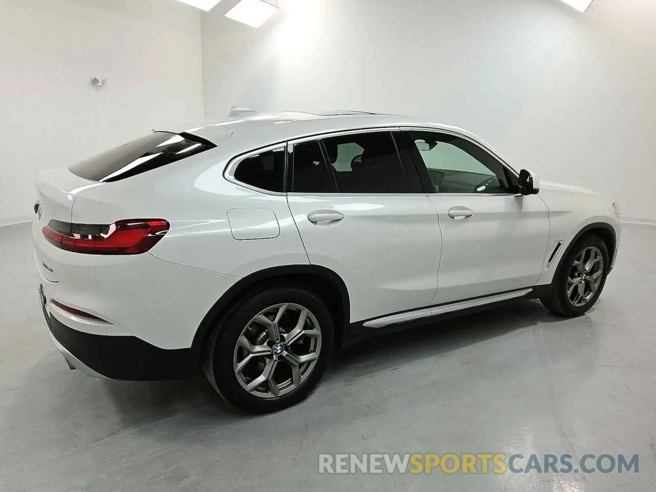 3 Photograph of a damaged car 5UX2V1C04M9E94765 BMW X4 2021