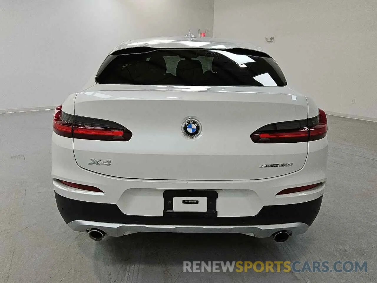 6 Photograph of a damaged car 5UX2V1C04M9E94765 BMW X4 2021