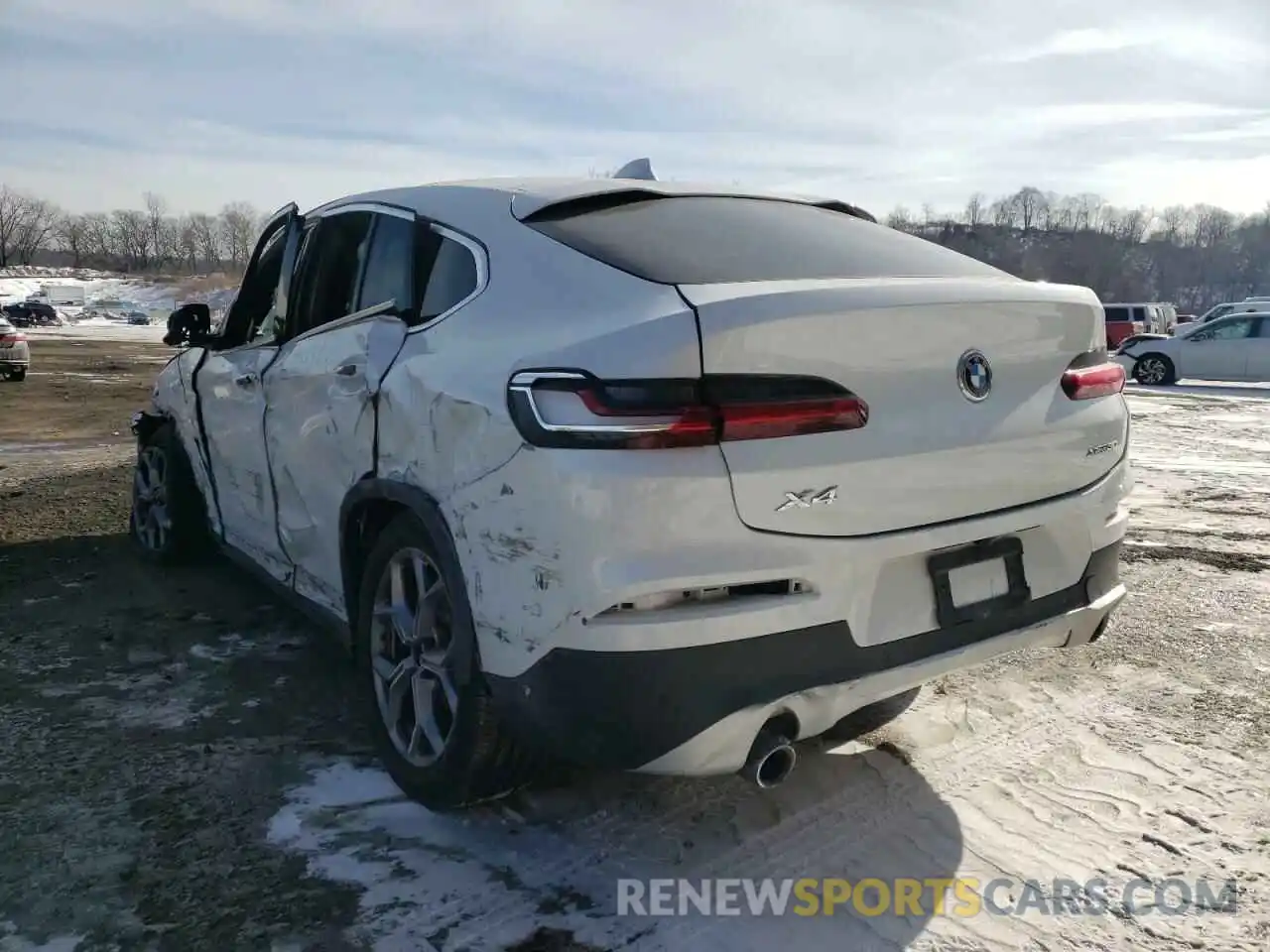 3 Photograph of a damaged car 5UX2V1C04M9G75803 BMW X4 2021