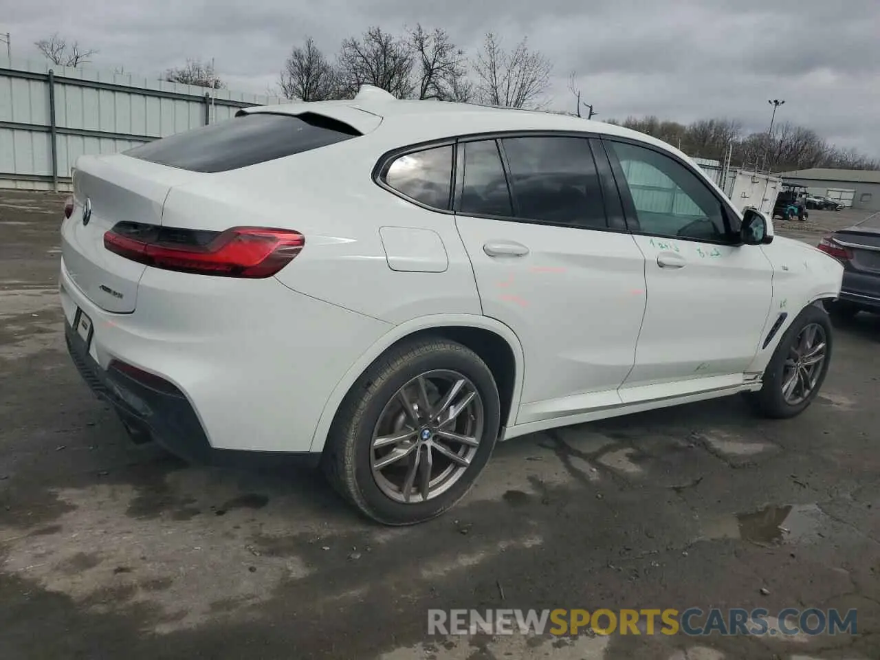 3 Photograph of a damaged car 5UX2V1C04M9H88652 BMW X4 2021