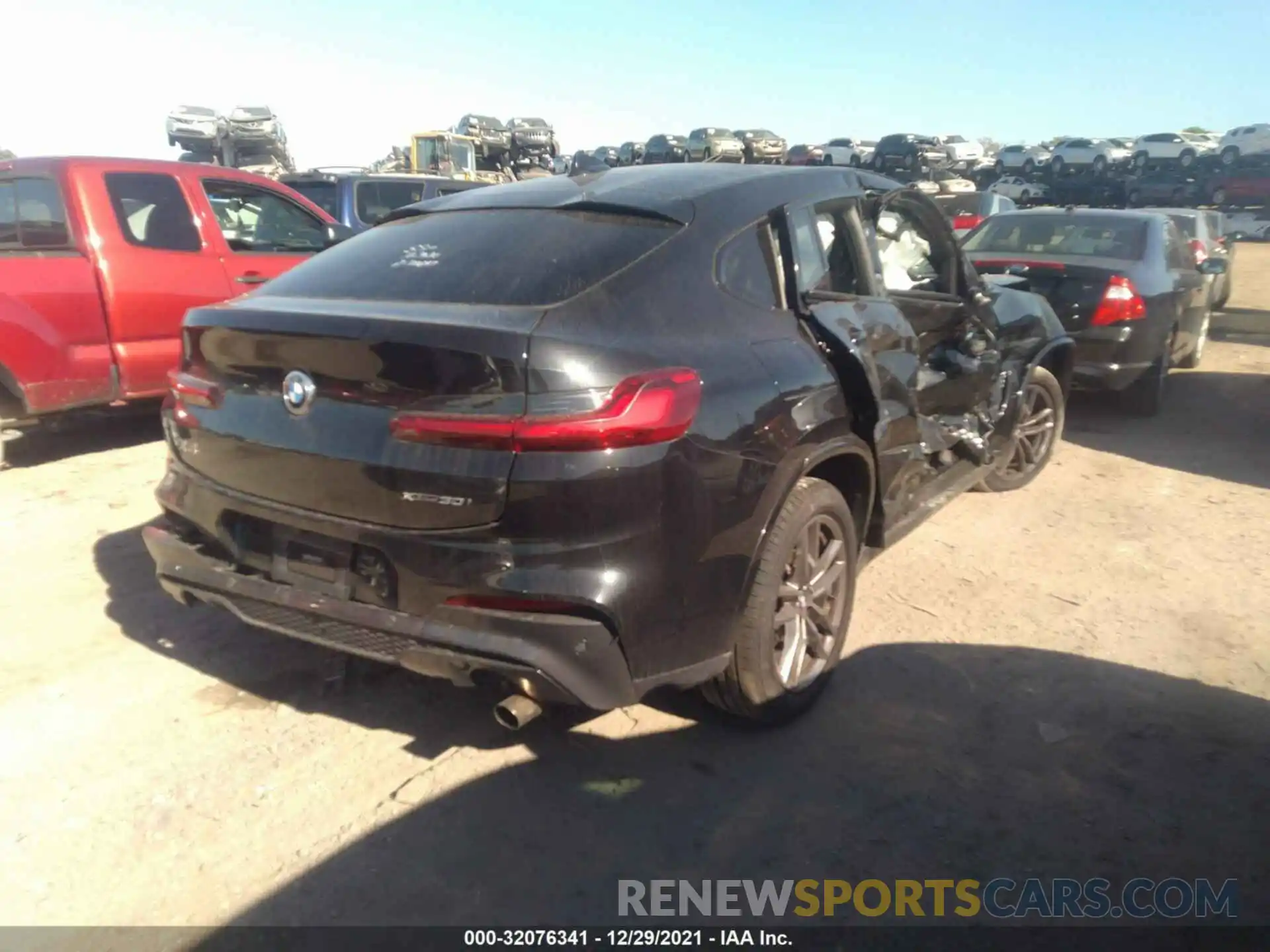 4 Photograph of a damaged car 5UX2V1C05M9G09504 BMW X4 2021