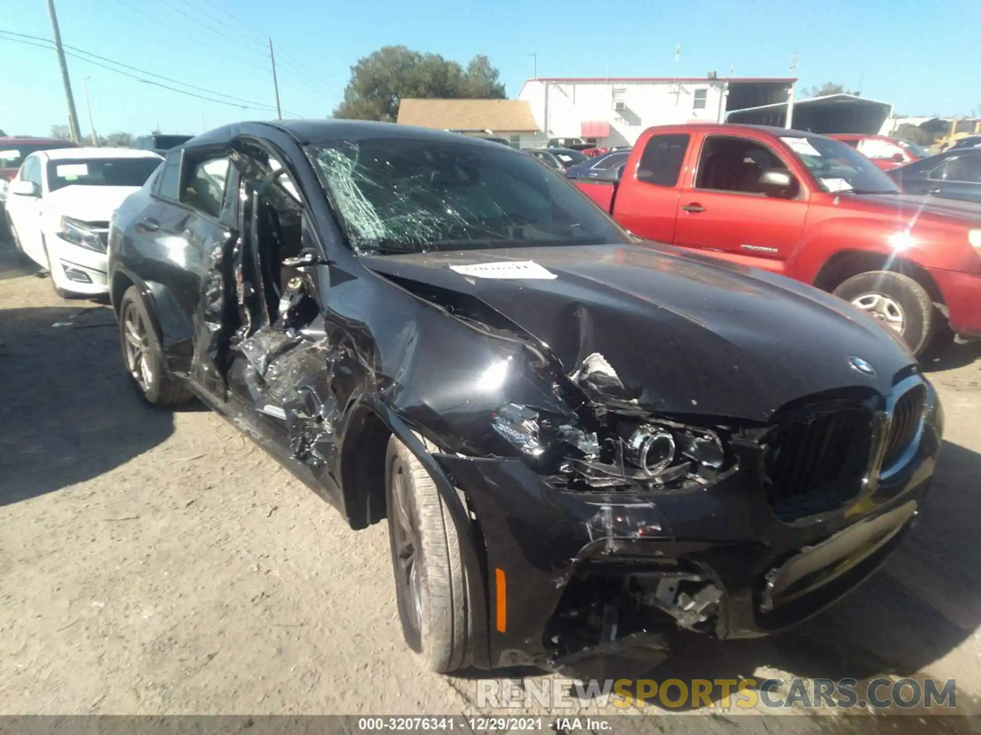 6 Photograph of a damaged car 5UX2V1C05M9G09504 BMW X4 2021