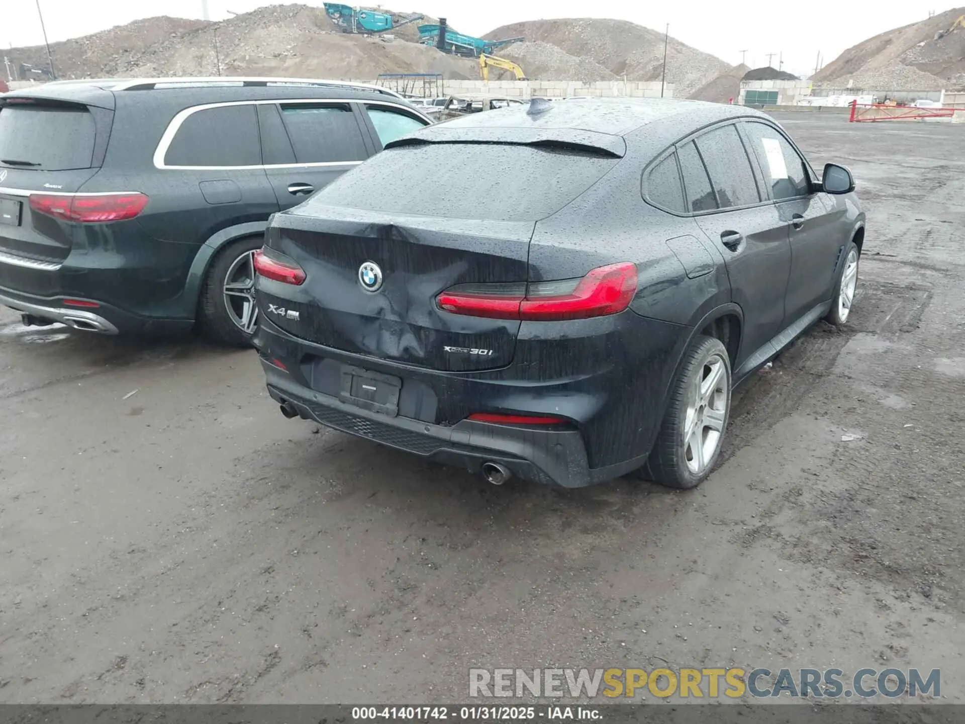4 Photograph of a damaged car 5UX2V1C05M9G24424 BMW X4 2021