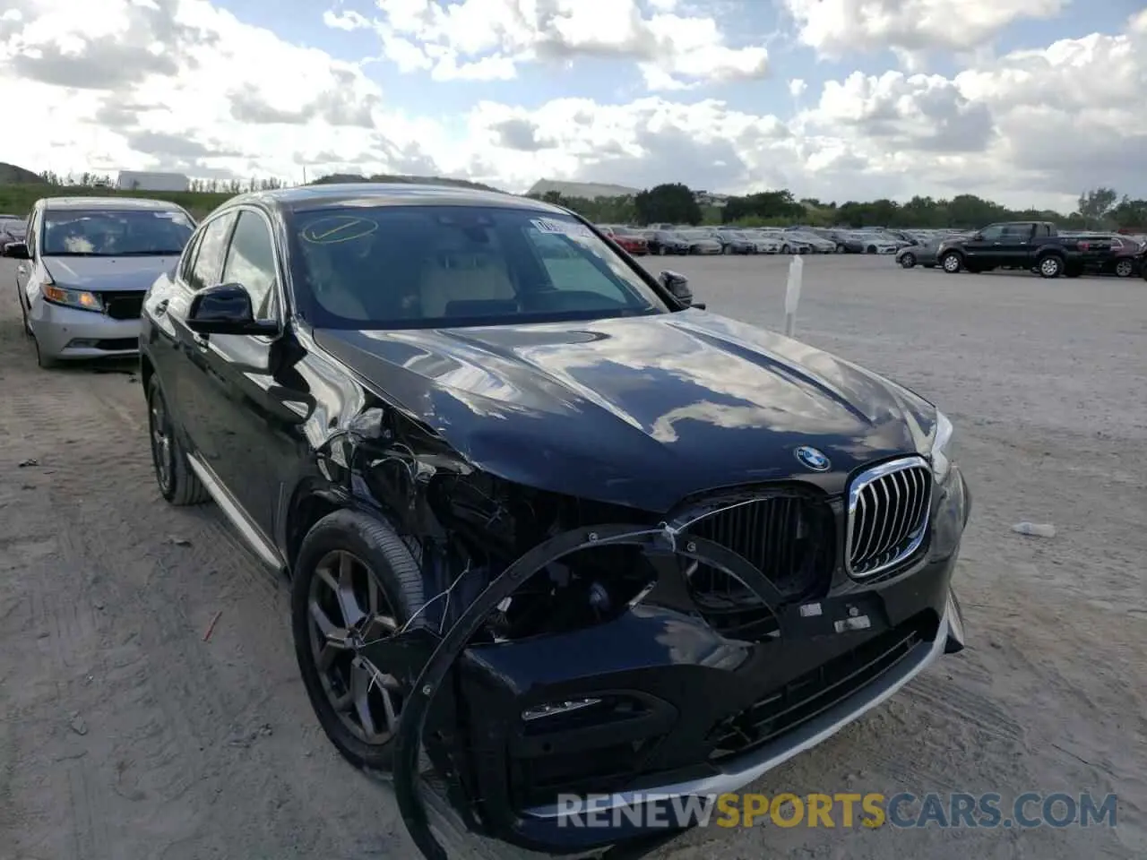 4 Photograph of a damaged car 5UX2V1C05M9G70397 BMW X4 2021