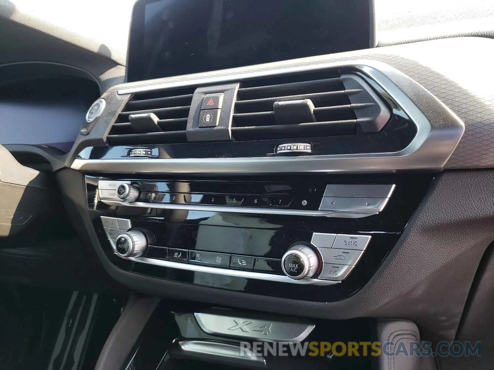 9 Photograph of a damaged car 5UX2V1C05M9H33756 BMW X4 2021