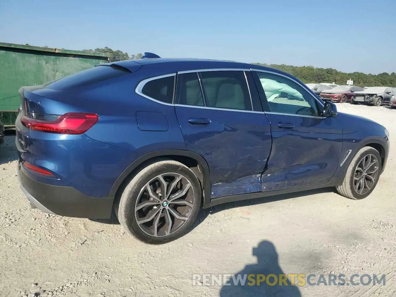 3 Photograph of a damaged car 5UX2V1C06M9D87667 BMW X4 2021