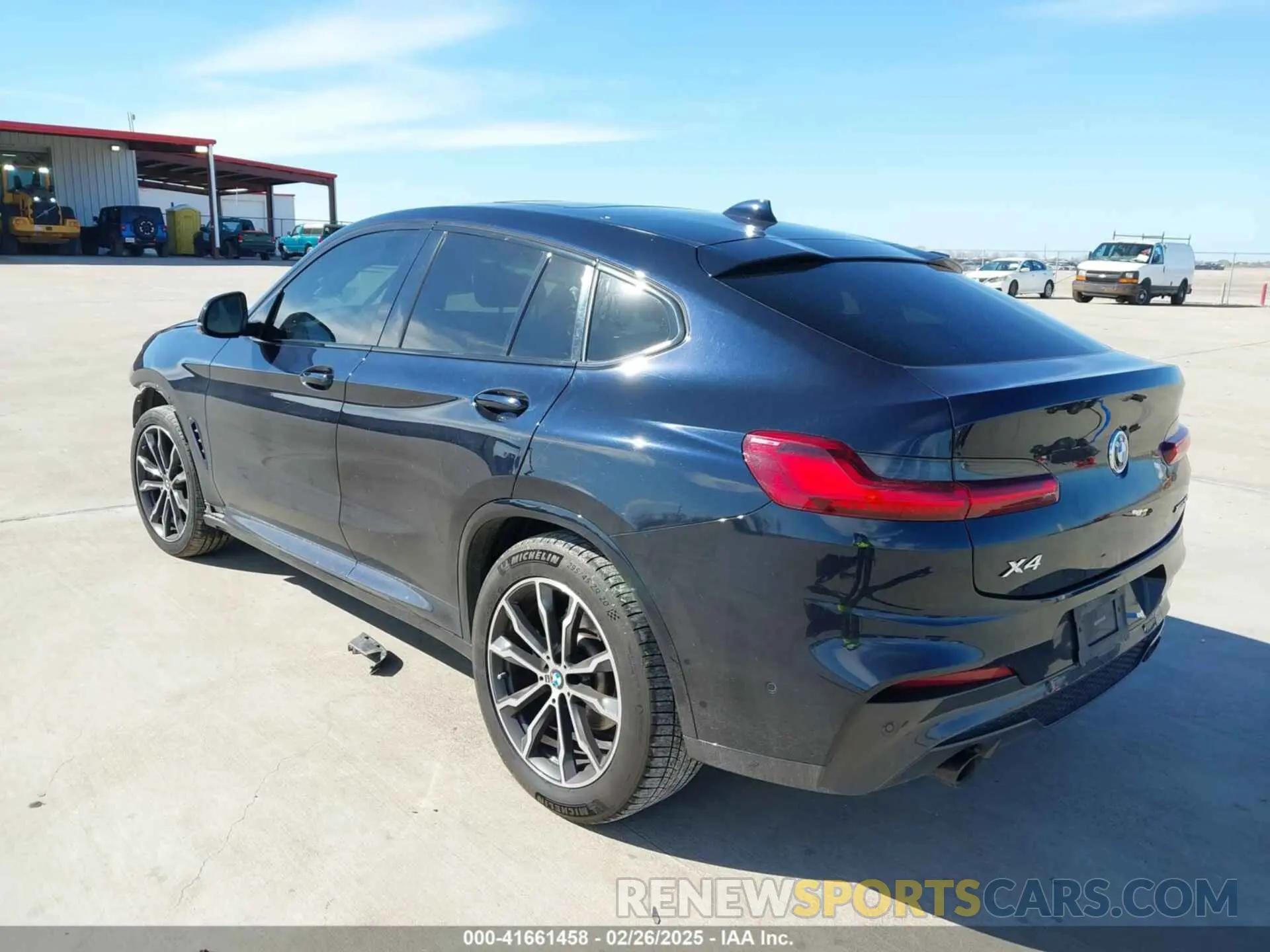 3 Photograph of a damaged car 5UX2V1C06M9E42747 BMW X4 2021