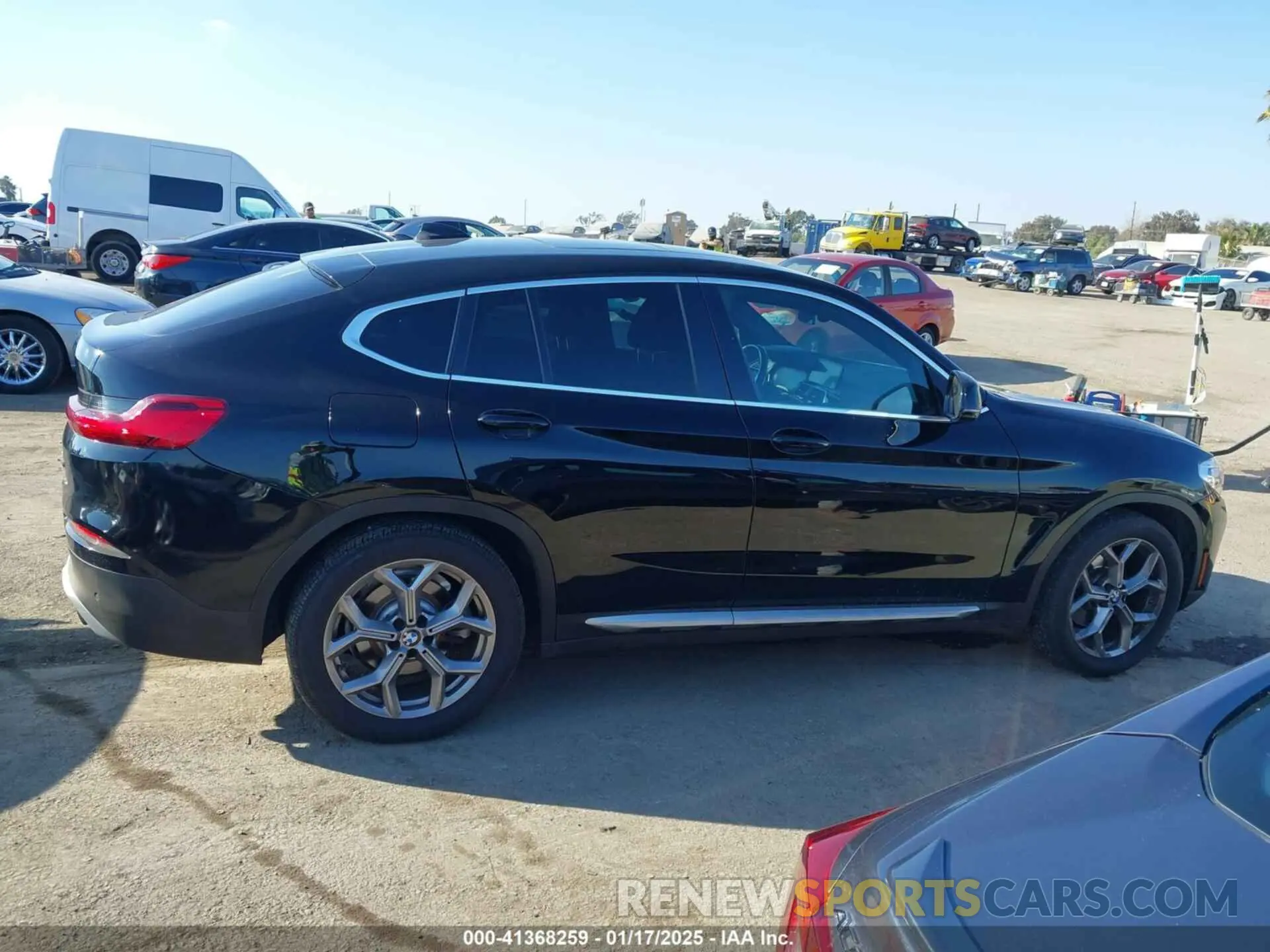 13 Photograph of a damaged car 5UX2V1C06M9F00890 BMW X4 2021