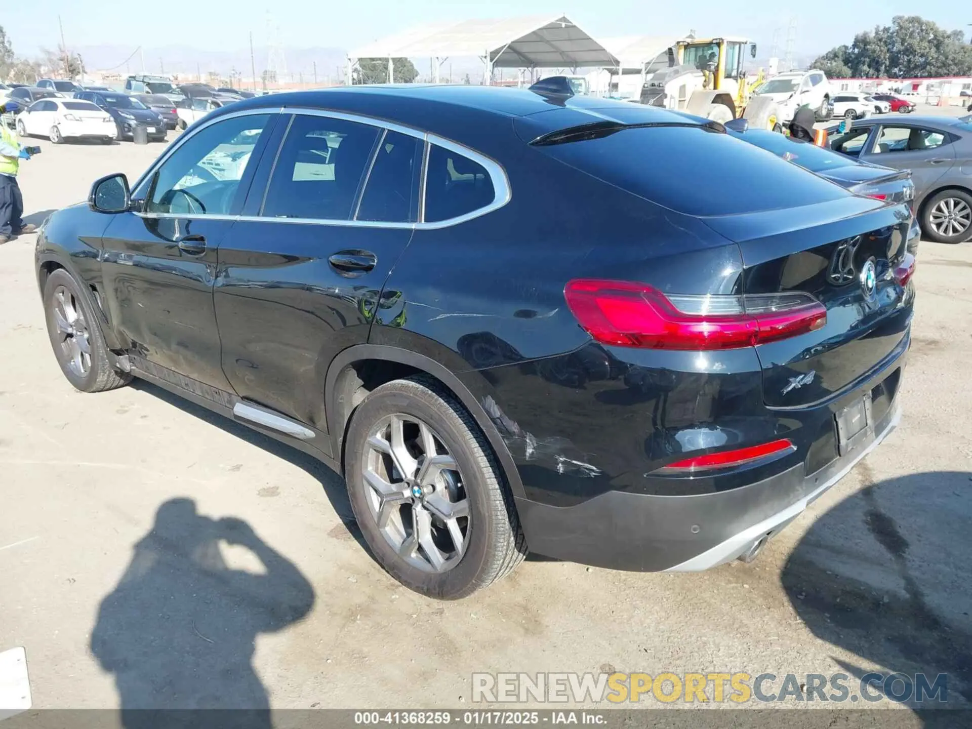 3 Photograph of a damaged car 5UX2V1C06M9F00890 BMW X4 2021