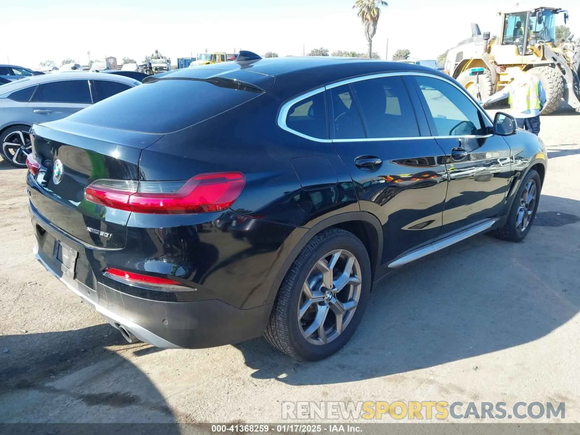 4 Photograph of a damaged car 5UX2V1C06M9F00890 BMW X4 2021