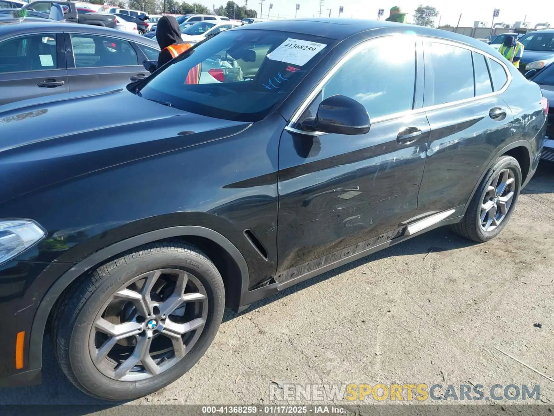 6 Photograph of a damaged car 5UX2V1C06M9F00890 BMW X4 2021