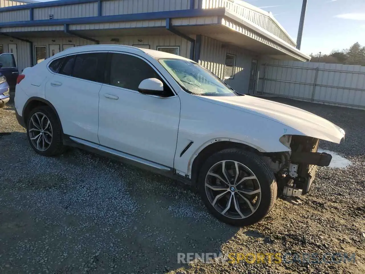 4 Photograph of a damaged car 5UX2V1C07M9E48539 BMW X4 2021