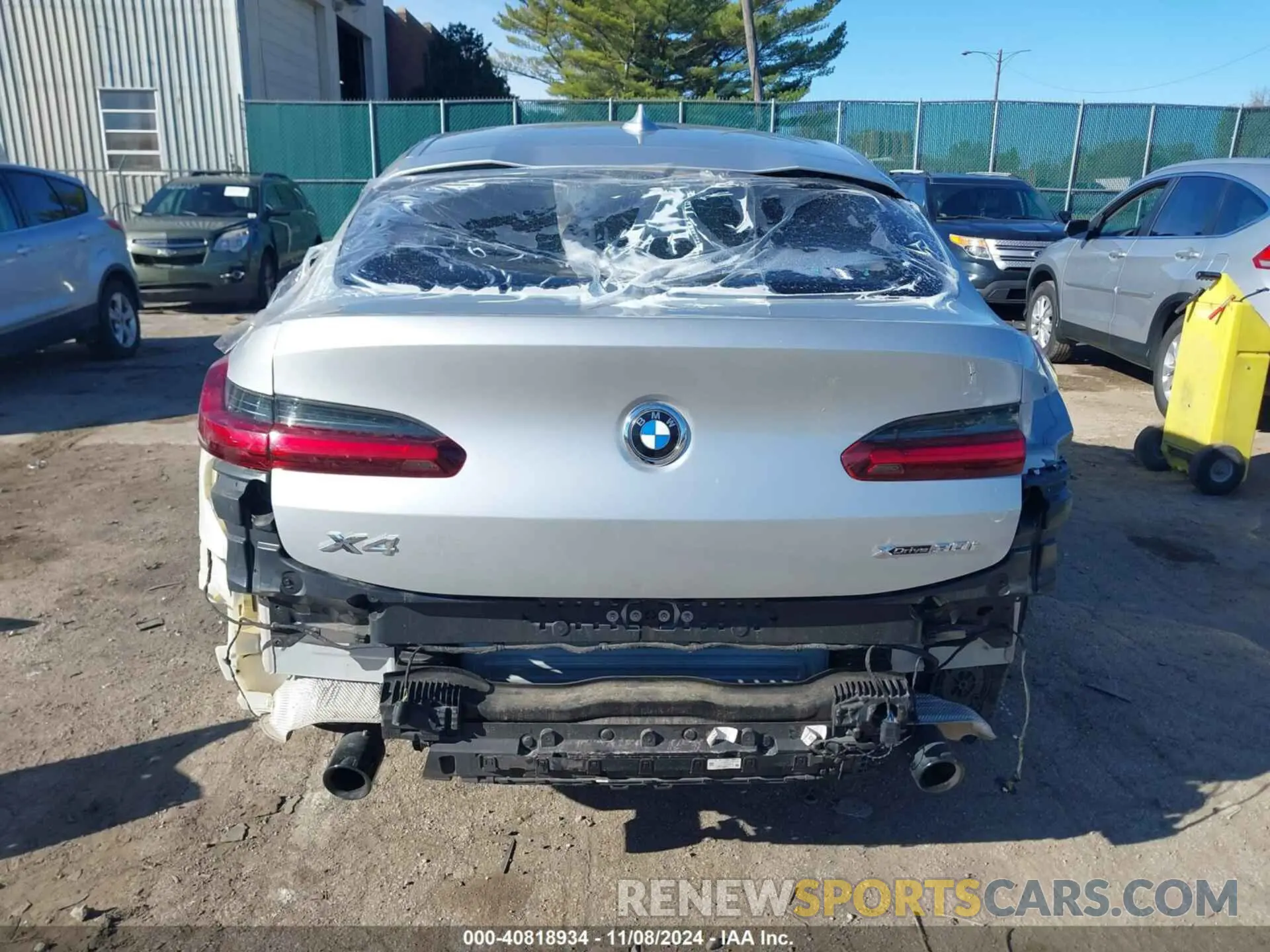 17 Photograph of a damaged car 5UX2V1C07M9F36930 BMW X4 2021