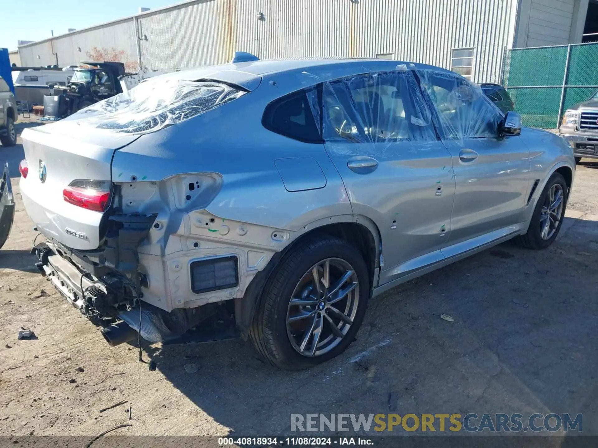 4 Photograph of a damaged car 5UX2V1C07M9F36930 BMW X4 2021