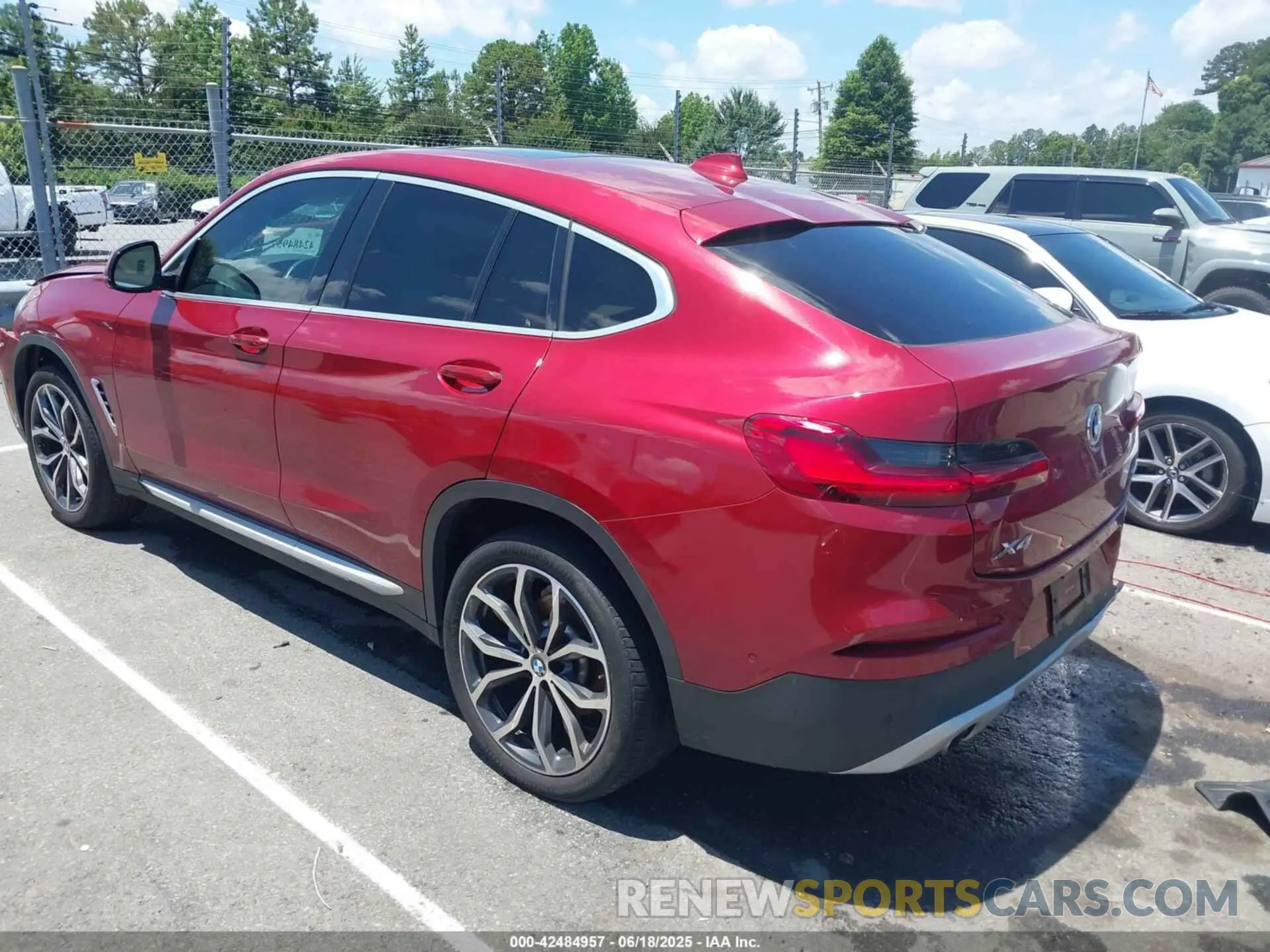 3 Photograph of a damaged car 5UX2V1C07M9F59530 BMW X4 2021