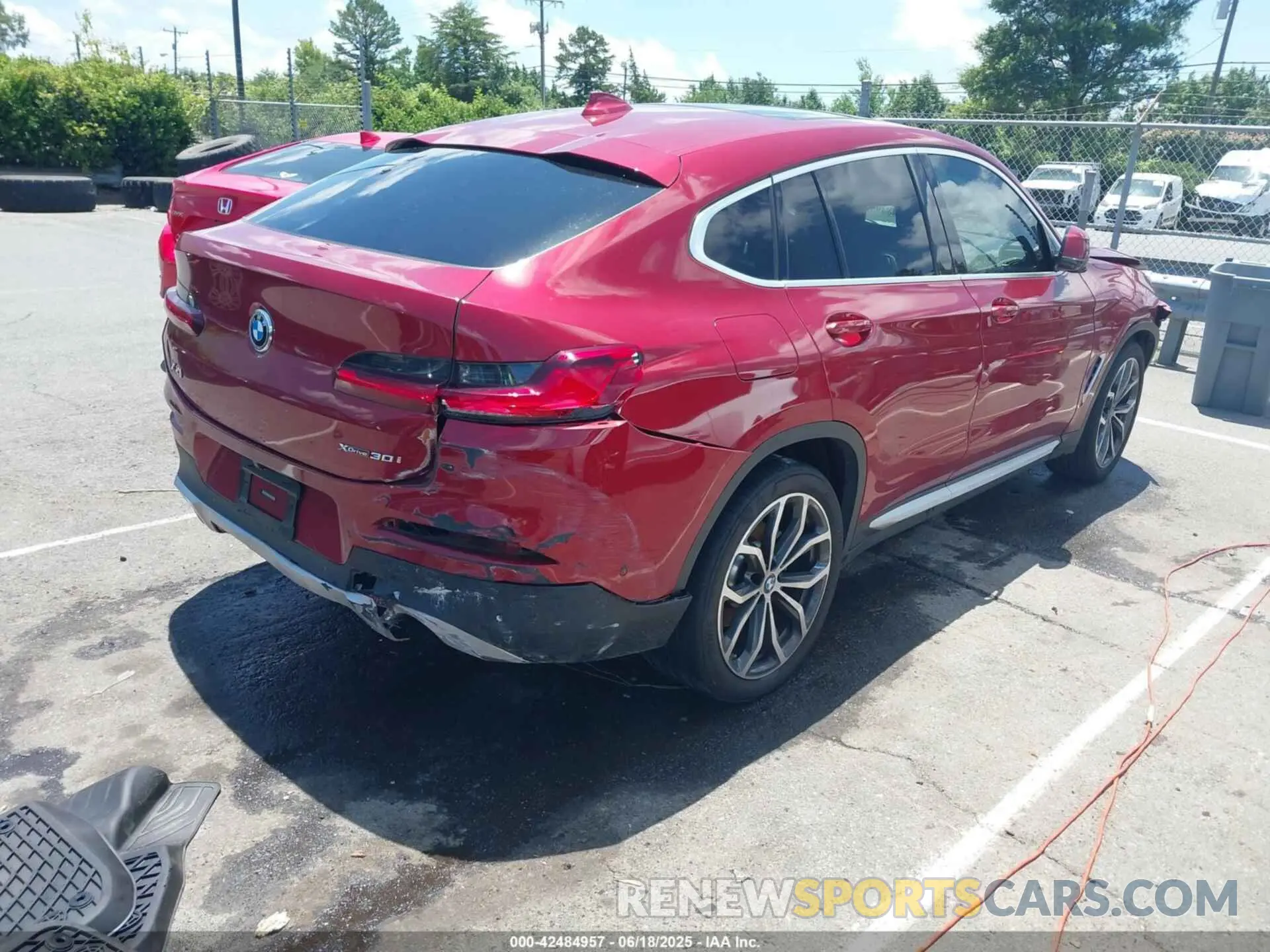 4 Photograph of a damaged car 5UX2V1C07M9F59530 BMW X4 2021