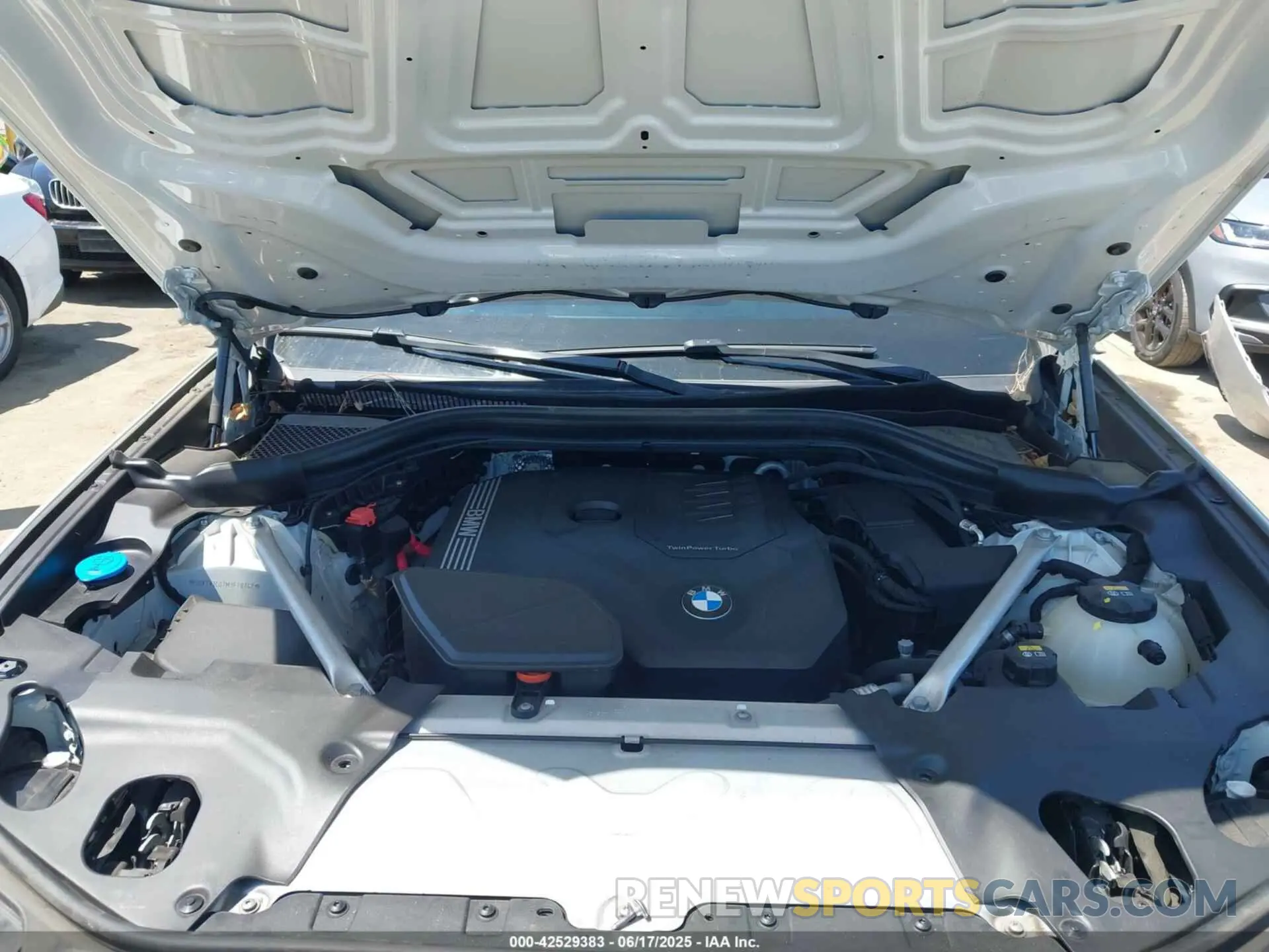10 Photograph of a damaged car 5UX2V1C07M9F78742 BMW X4 2021
