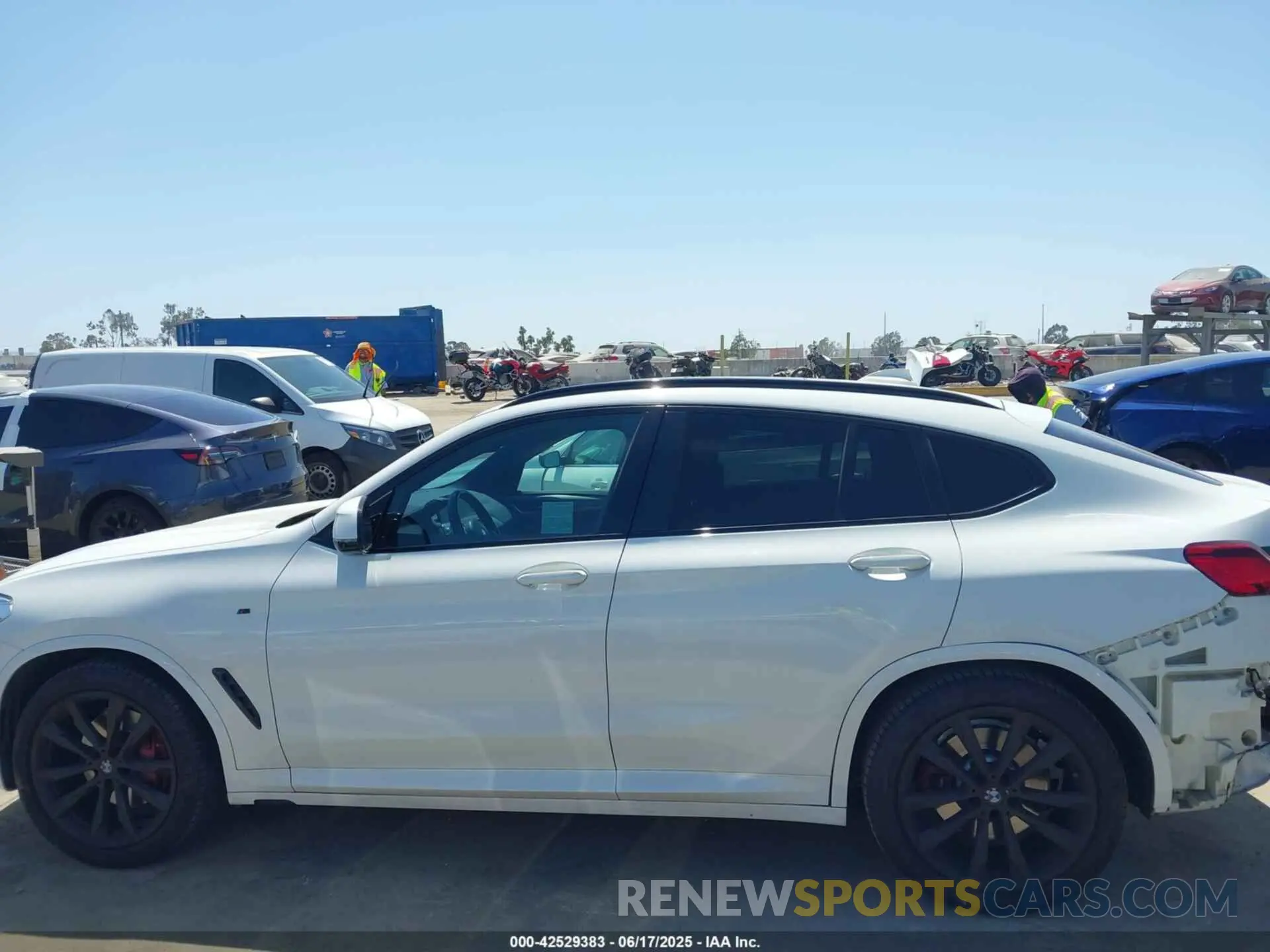 15 Photograph of a damaged car 5UX2V1C07M9F78742 BMW X4 2021