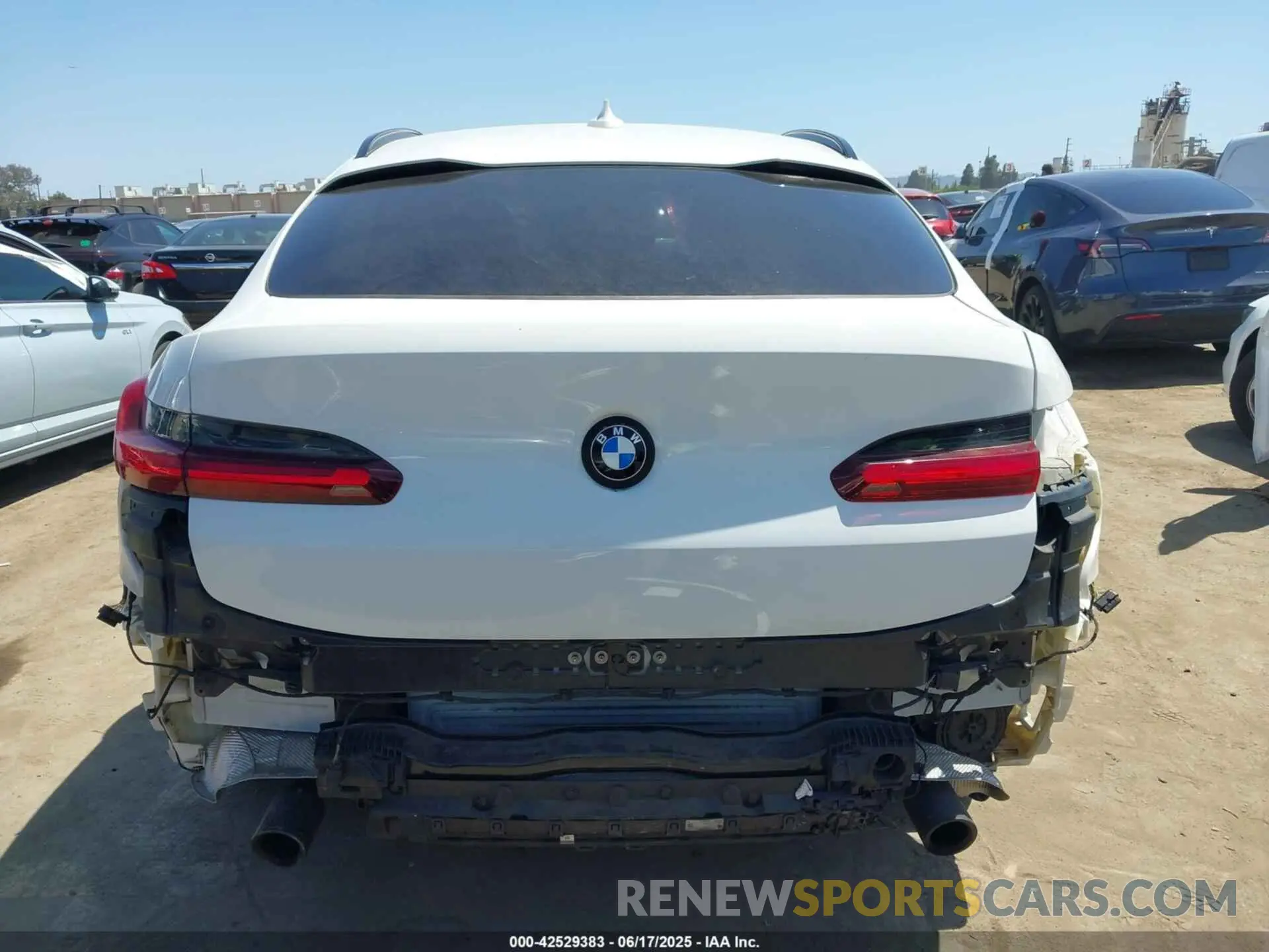 17 Photograph of a damaged car 5UX2V1C07M9F78742 BMW X4 2021