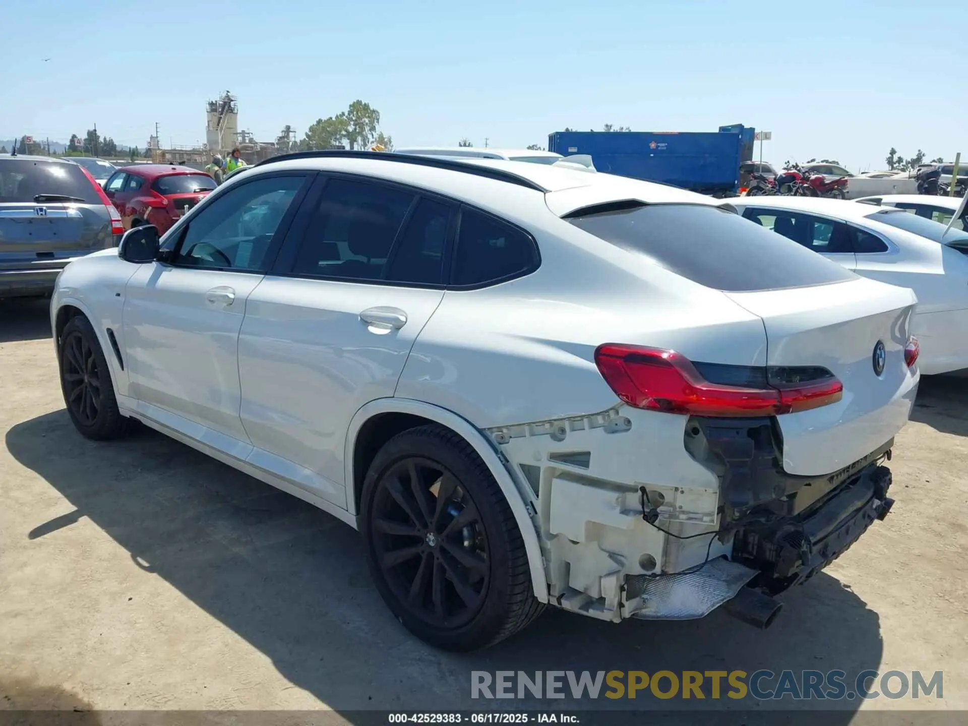 3 Photograph of a damaged car 5UX2V1C07M9F78742 BMW X4 2021