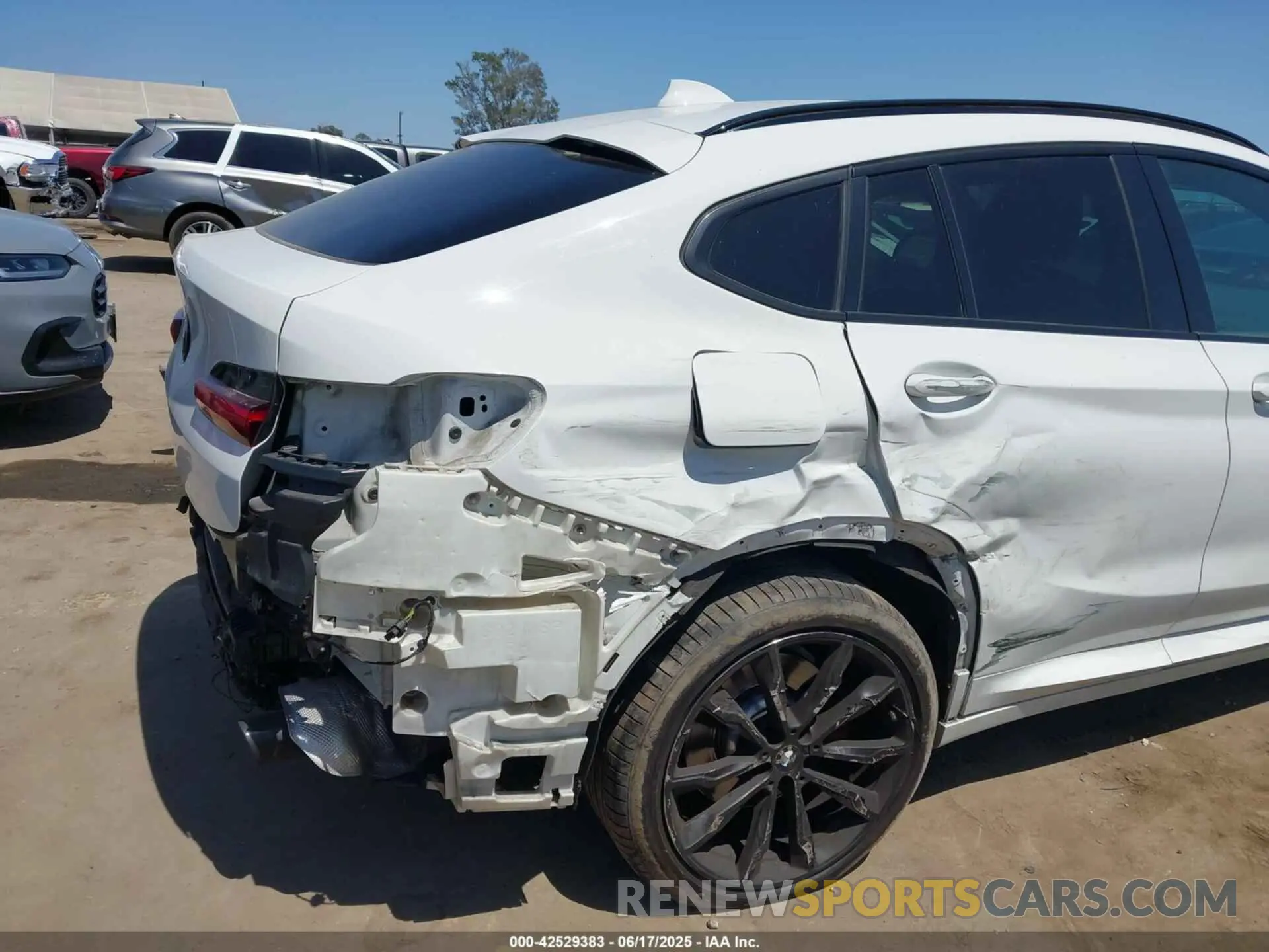 6 Photograph of a damaged car 5UX2V1C07M9F78742 BMW X4 2021