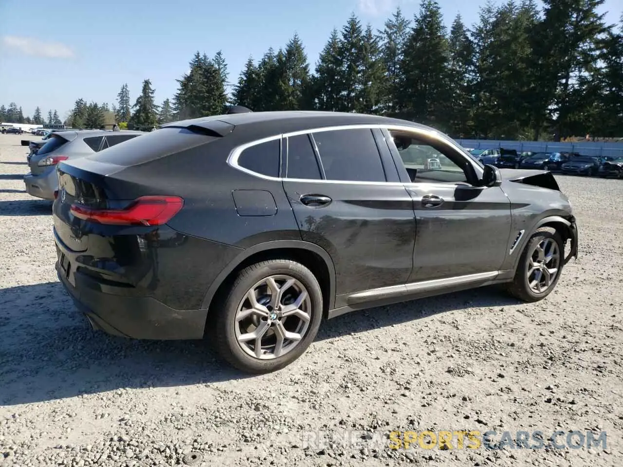 3 Photograph of a damaged car 5UX2V1C07M9G91462 BMW X4 2021