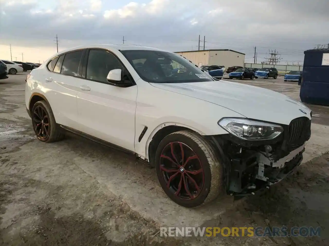 4 Photograph of a damaged car 5UX2V1C08M9D88142 BMW X4 2021