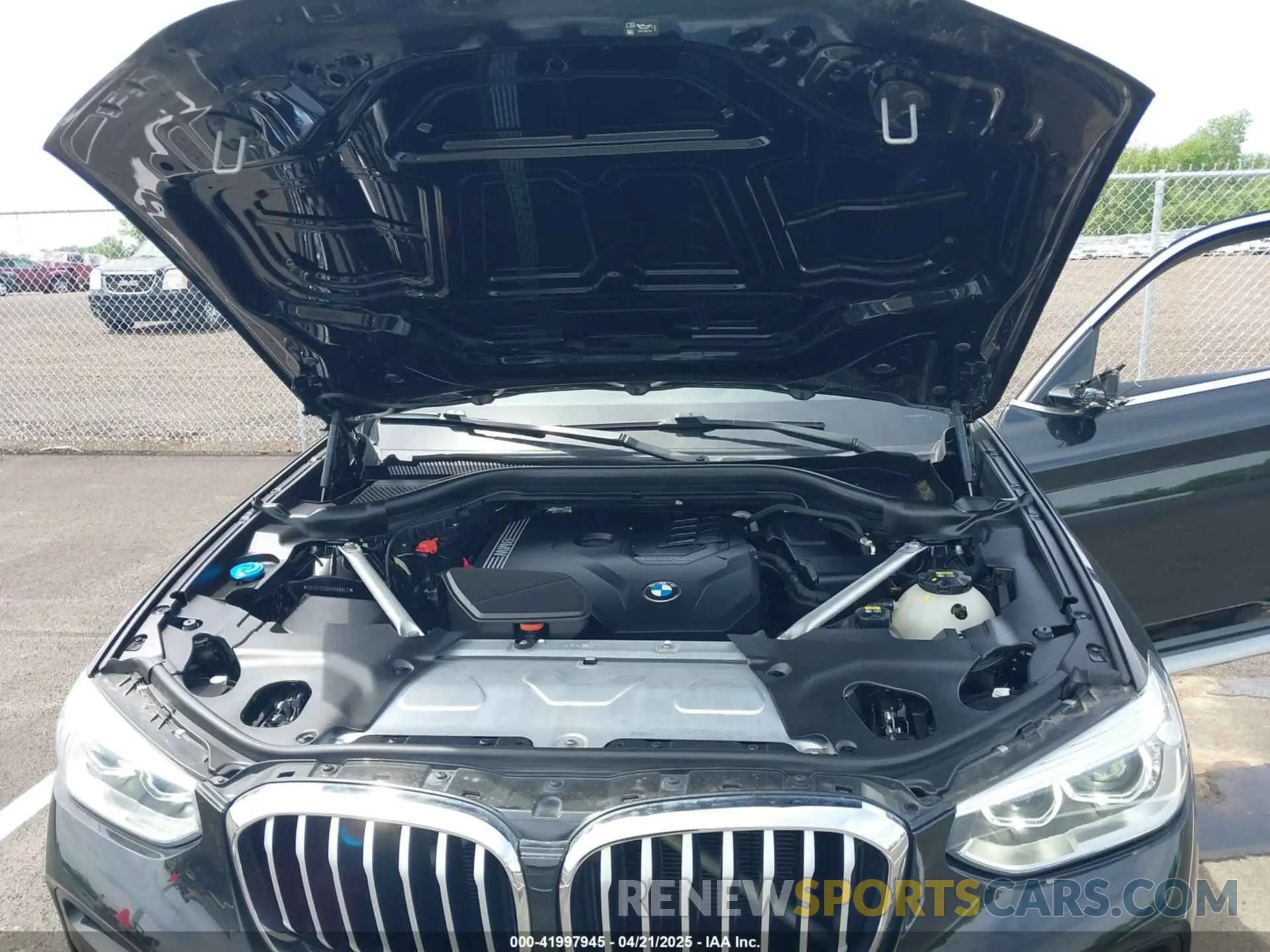 10 Photograph of a damaged car 5UX2V1C08M9H88847 BMW X4 2021