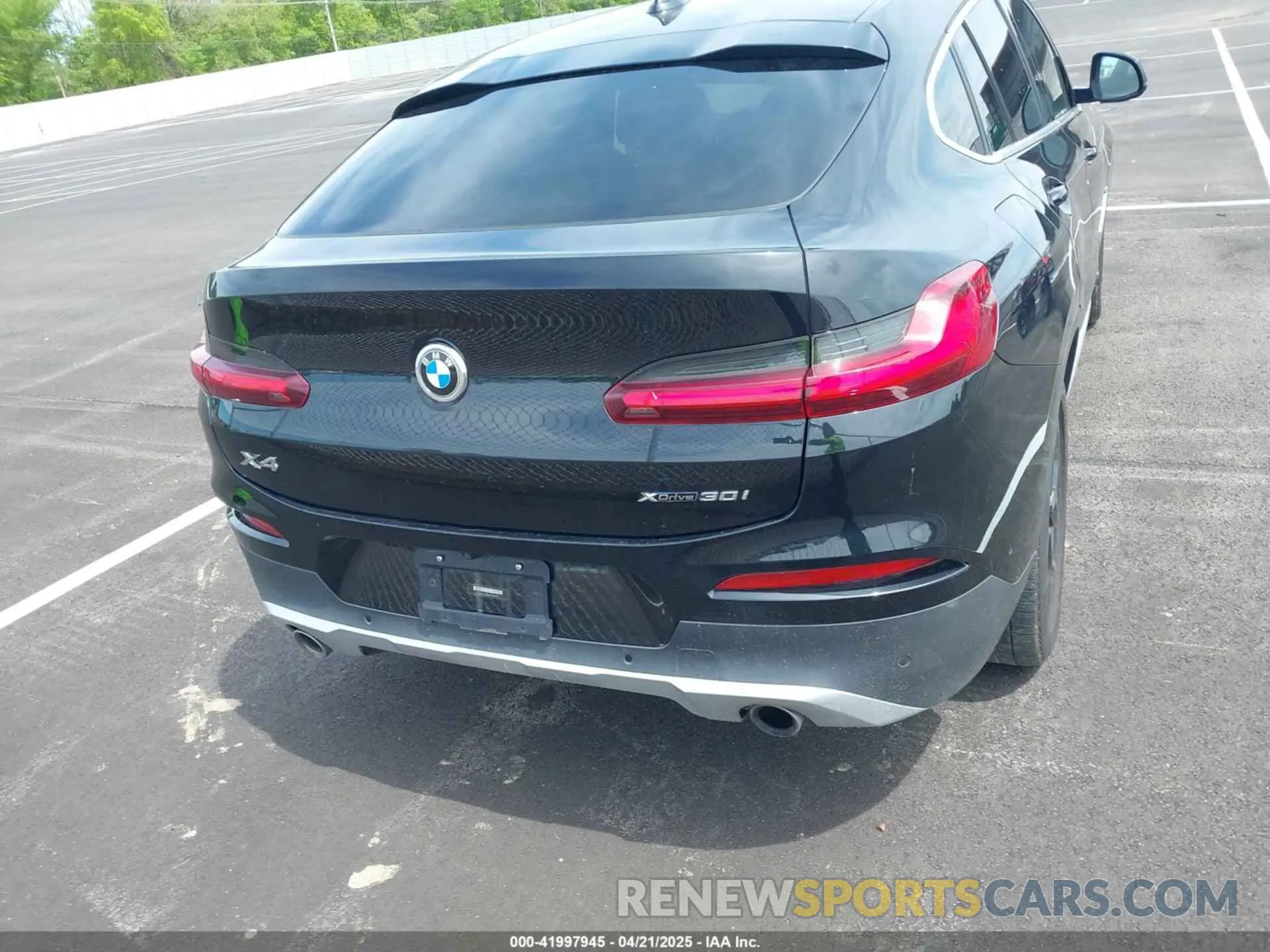 16 Photograph of a damaged car 5UX2V1C08M9H88847 BMW X4 2021