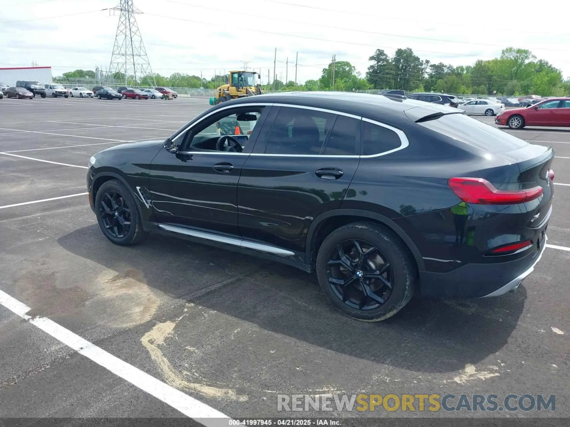 3 Photograph of a damaged car 5UX2V1C08M9H88847 BMW X4 2021