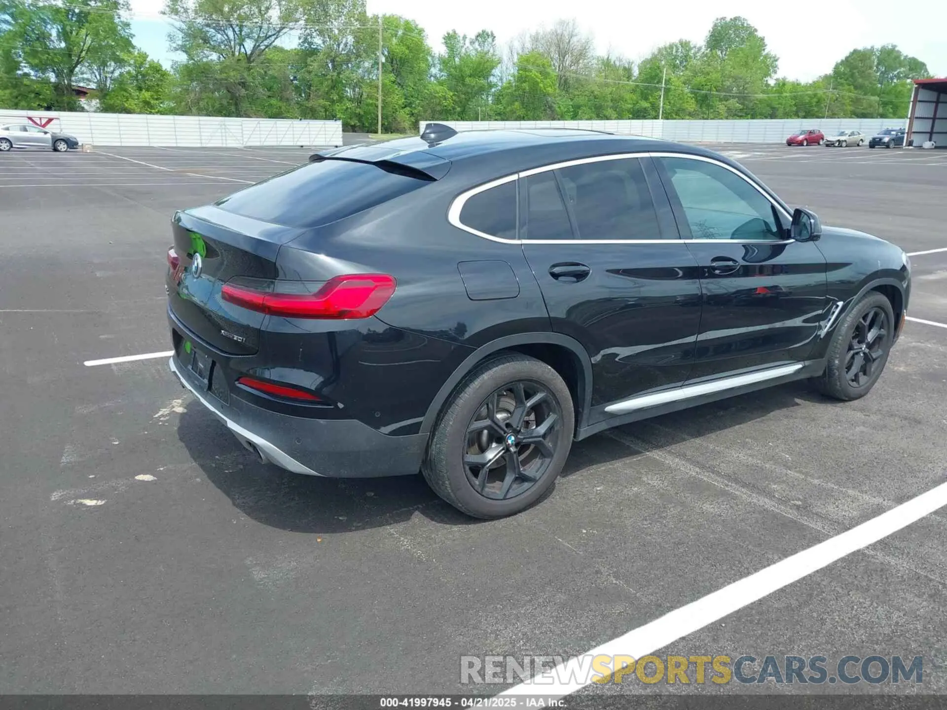 4 Photograph of a damaged car 5UX2V1C08M9H88847 BMW X4 2021