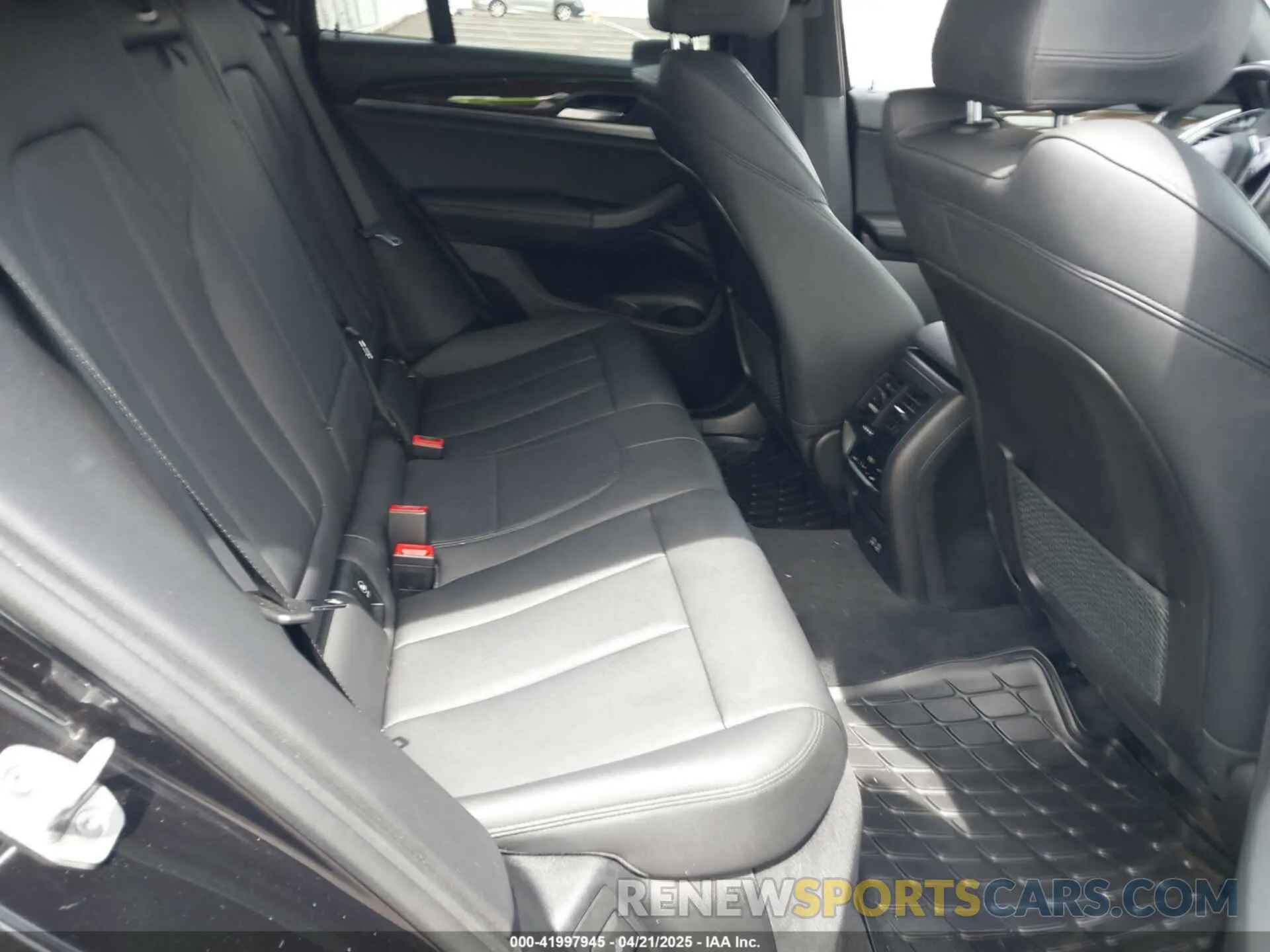 8 Photograph of a damaged car 5UX2V1C08M9H88847 BMW X4 2021