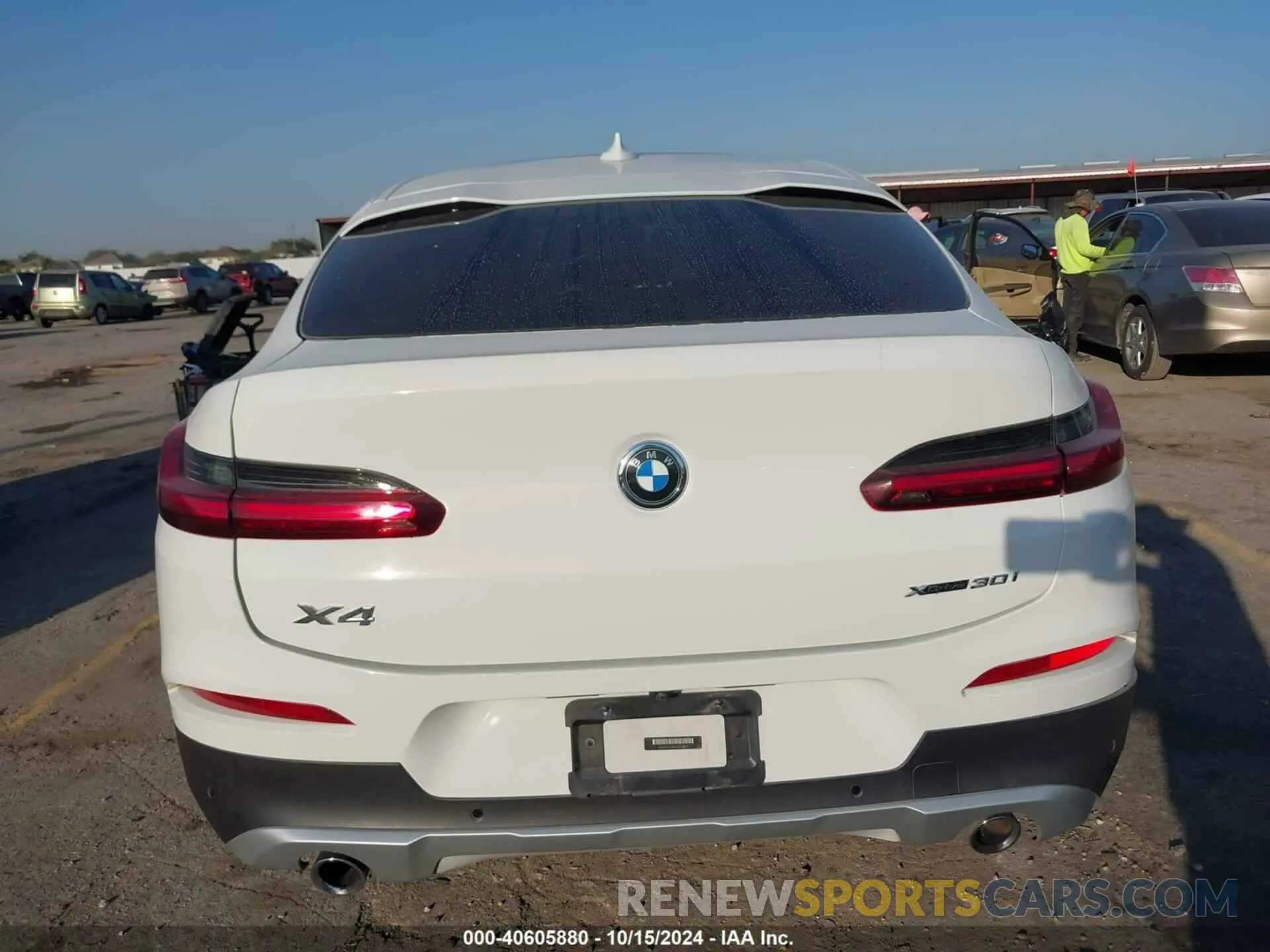 16 Photograph of a damaged car 5UX2V1C09M9E13579 BMW X4 2021