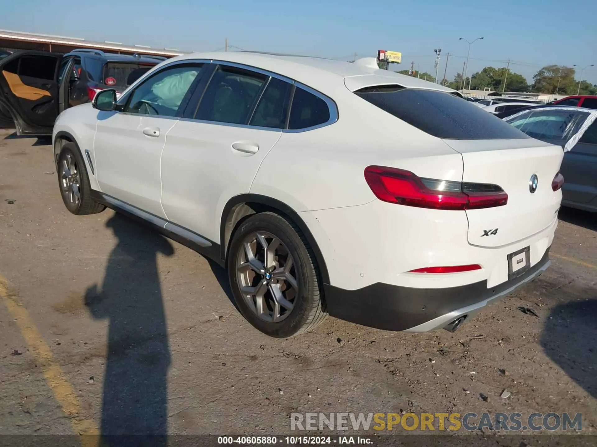 3 Photograph of a damaged car 5UX2V1C09M9E13579 BMW X4 2021