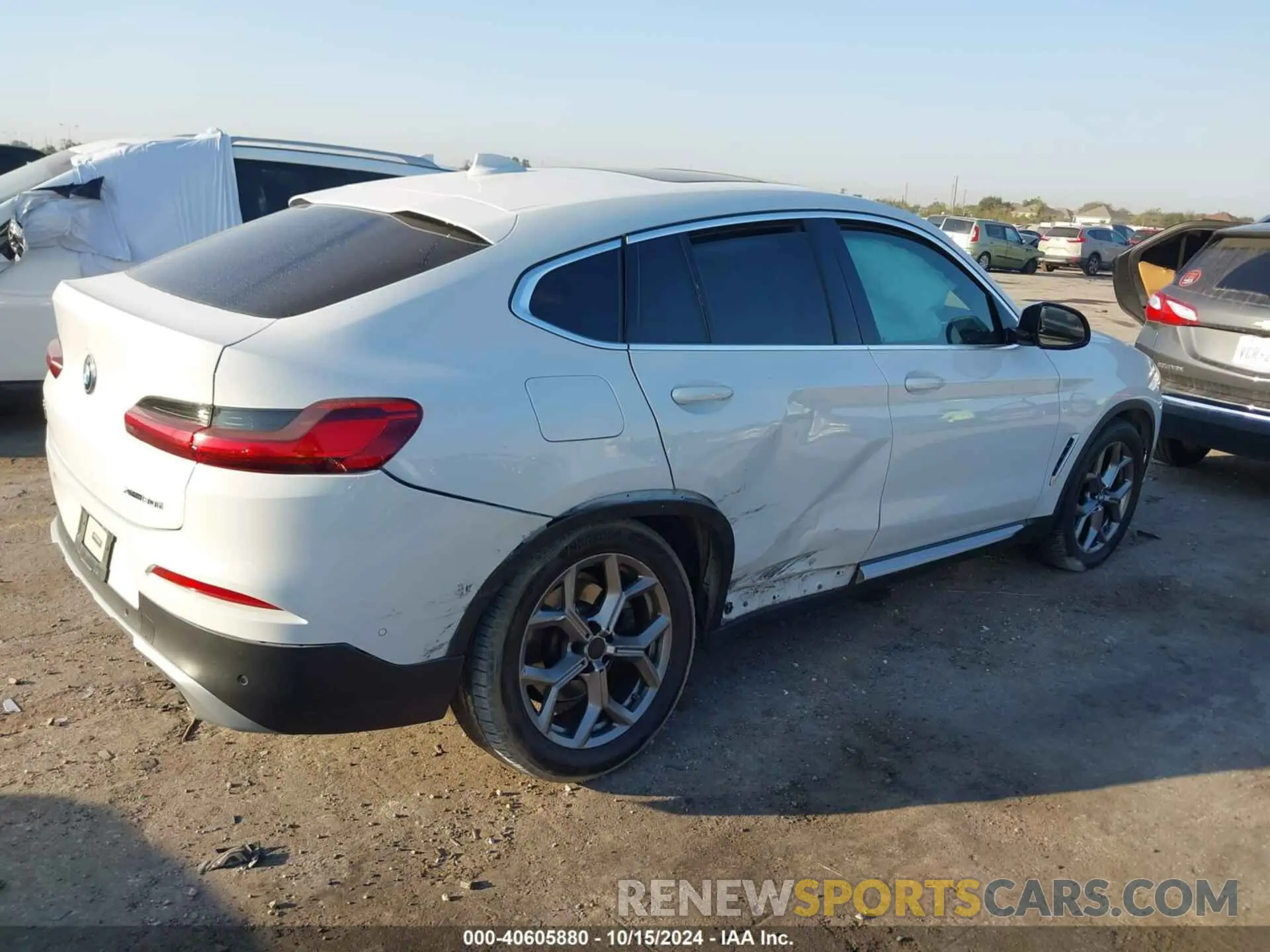 4 Photograph of a damaged car 5UX2V1C09M9E13579 BMW X4 2021