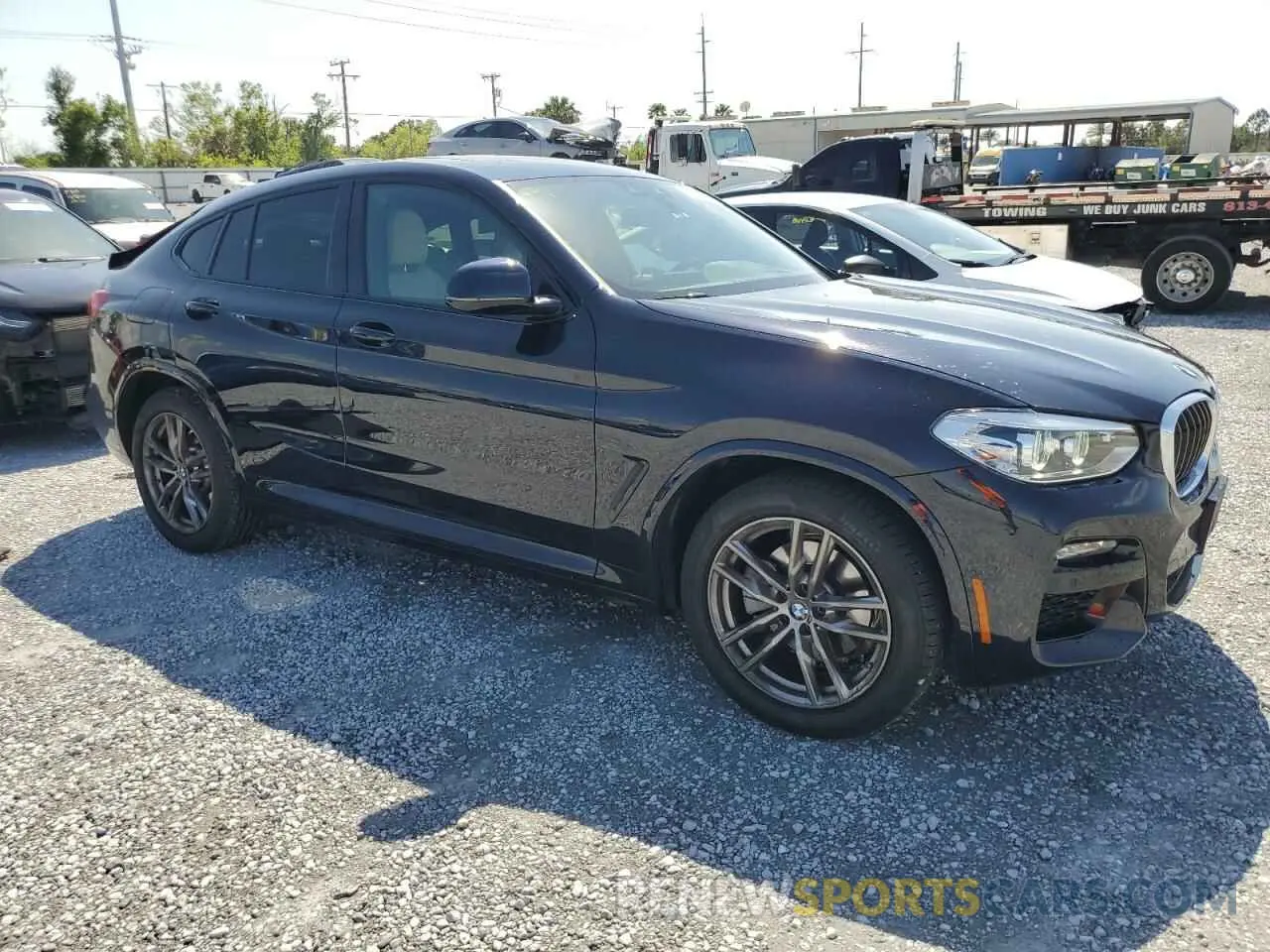 4 Photograph of a damaged car 5UX2V1C09M9G11692 BMW X4 2021