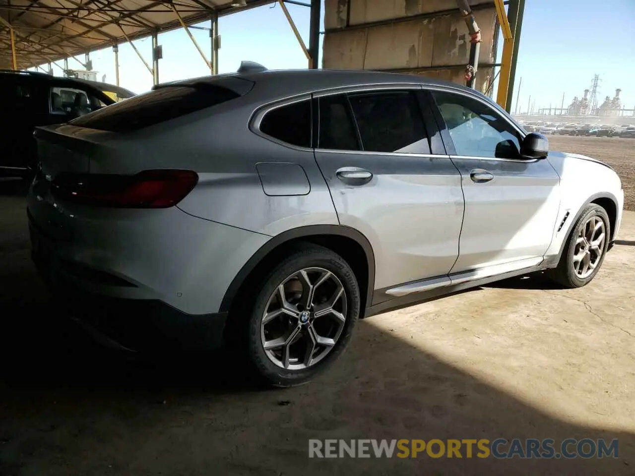 3 Photograph of a damaged car 5UX2V1C0XM9G92007 BMW X4 2021