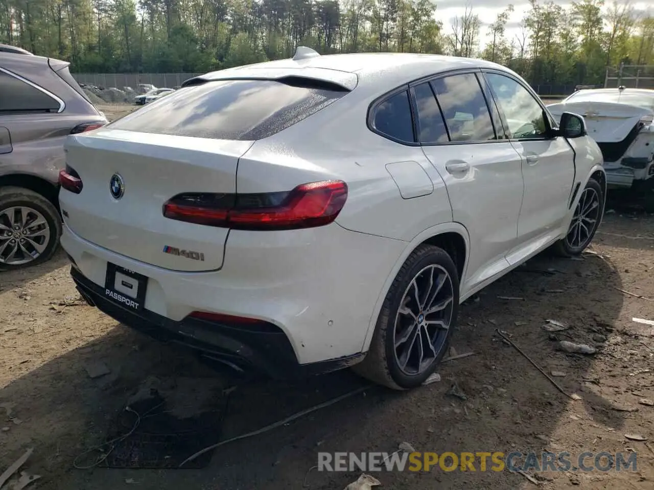 4 Photograph of a damaged car 5UX2V5C01M9E47698 BMW X4 2021