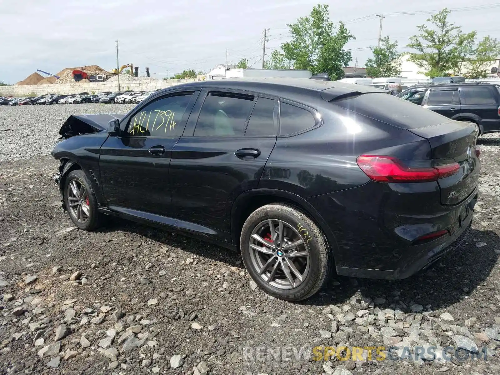 3 Photograph of a damaged car 5UX2V5C04M9E19782 BMW X4 2021