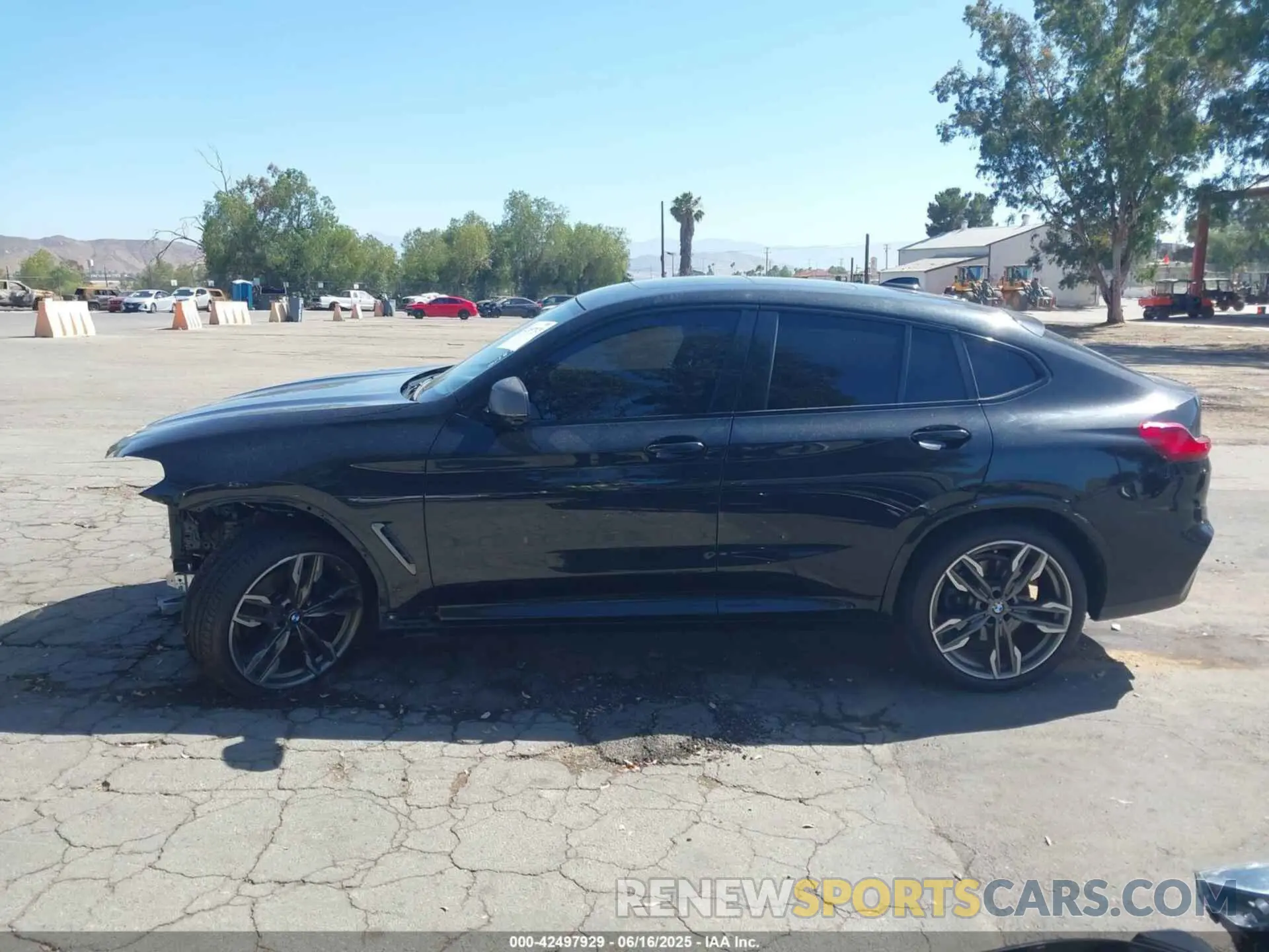 15 Photograph of a damaged car 5UX2V5C05M9G40873 BMW X4 2021