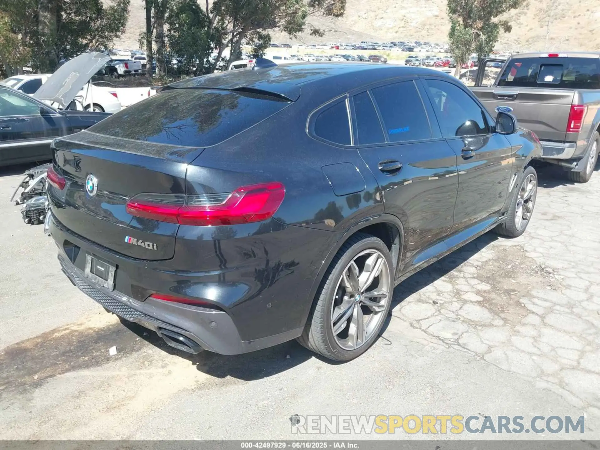 4 Photograph of a damaged car 5UX2V5C05M9G40873 BMW X4 2021
