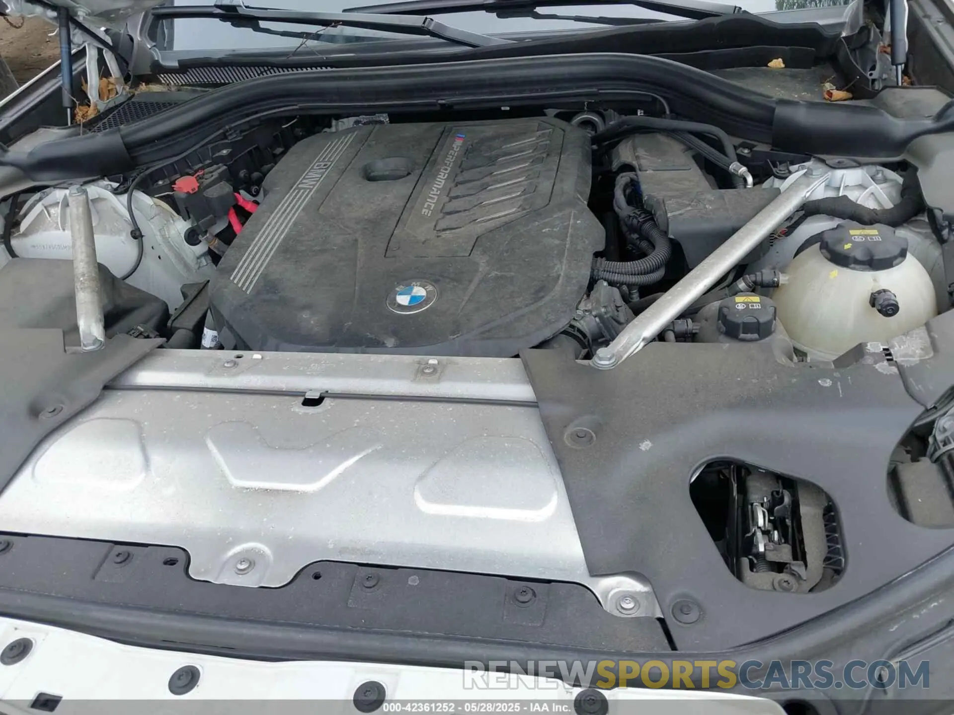 10 Photograph of a damaged car 5UX2V5C05M9H42920 BMW X4 2021