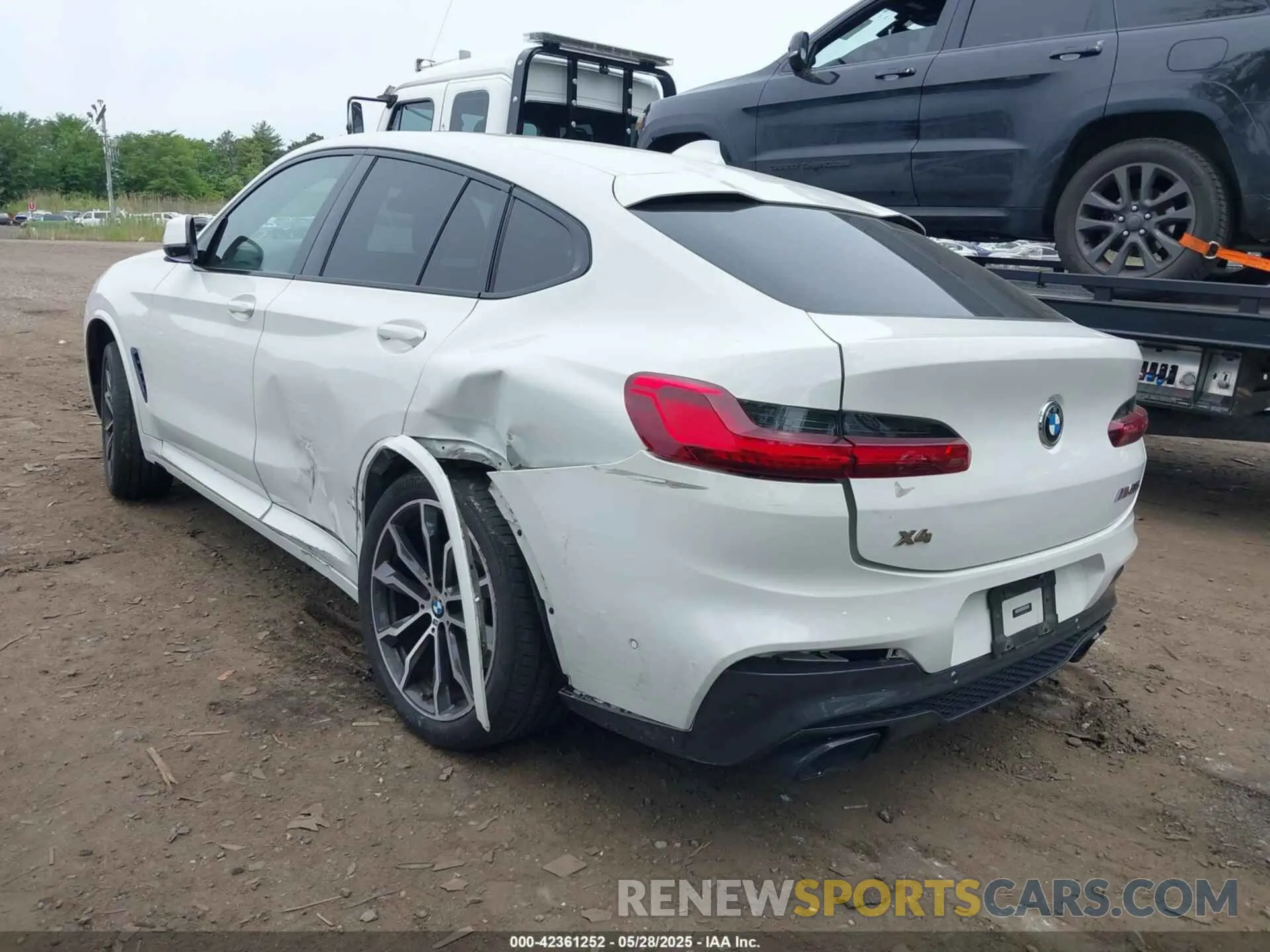 3 Photograph of a damaged car 5UX2V5C05M9H42920 BMW X4 2021